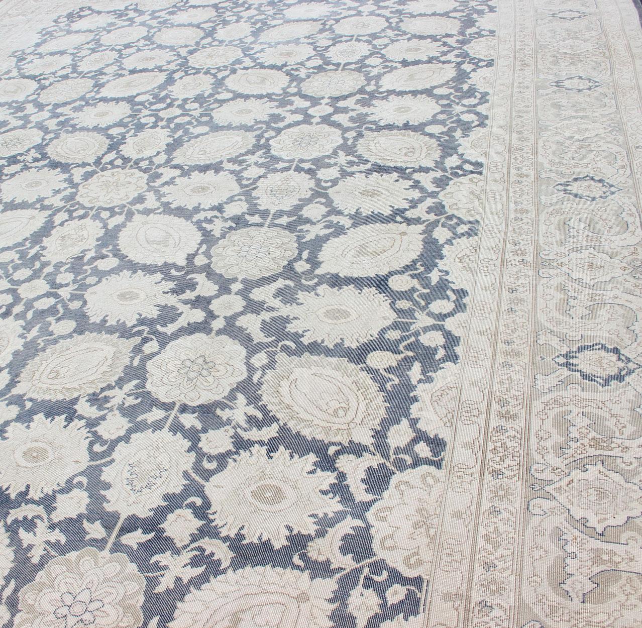 Großer Vintage-Tabriz-Teppich aus Stahl in Grau und Hellbraun mit All-Over-Motiv-Design im Zustand „Gut“ im Angebot in Atlanta, GA