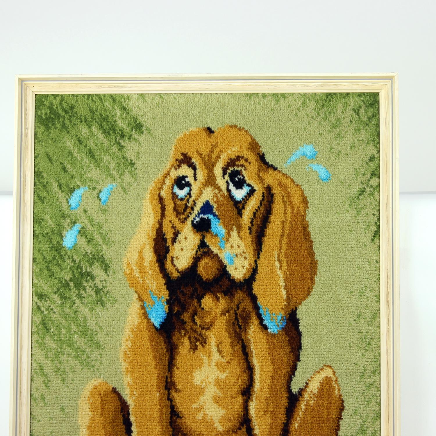 Dies ist ein großartiger Vintage-Fund - ein Vintage-Wandteppich aus der Mitte des Jahrhunderts mit einem Cartoon-Hund in einem Rahmen. Ursprünglich in einem Kinderzimmer verwendet. Wir haben ihn von einer Frau gekauft, die mit diesem gerahmten