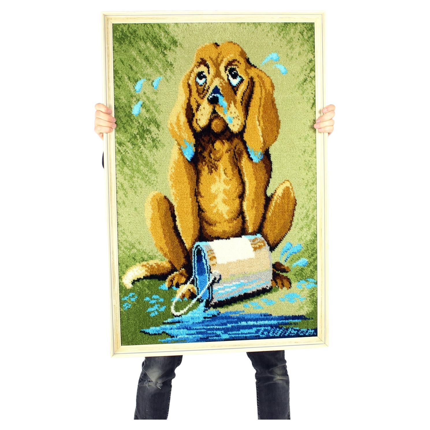 Großer Vintage-Wandteppich mit Cartoon-Hund im Rahmen, Tschechoslowakei 1970er Jahre im Angebot