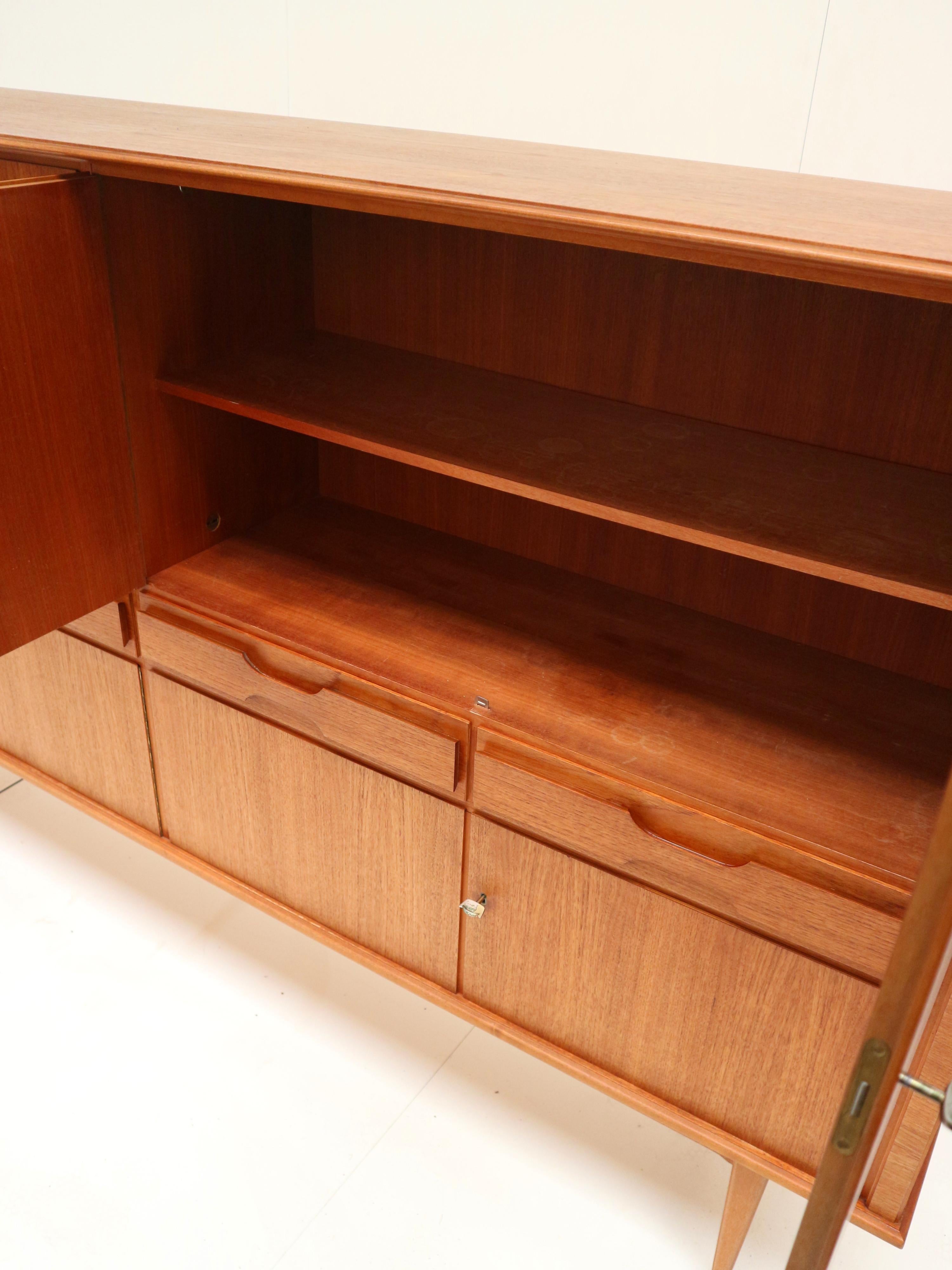 Großes Vintage-Highboard aus Teakholz aus den 60er Jahren im Angebot 4