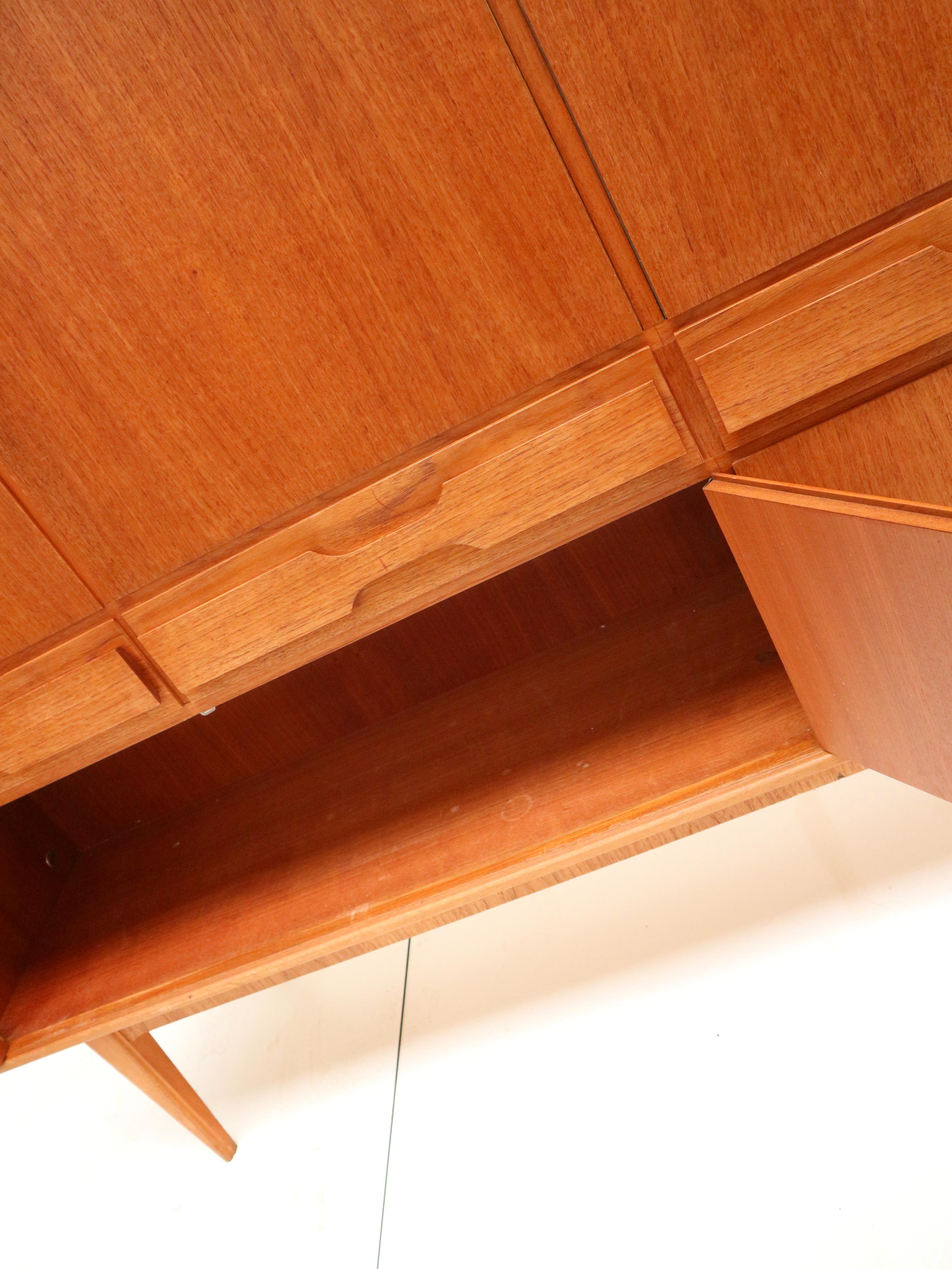 Großes Vintage-Highboard aus Teakholz aus den 60er Jahren im Angebot 5