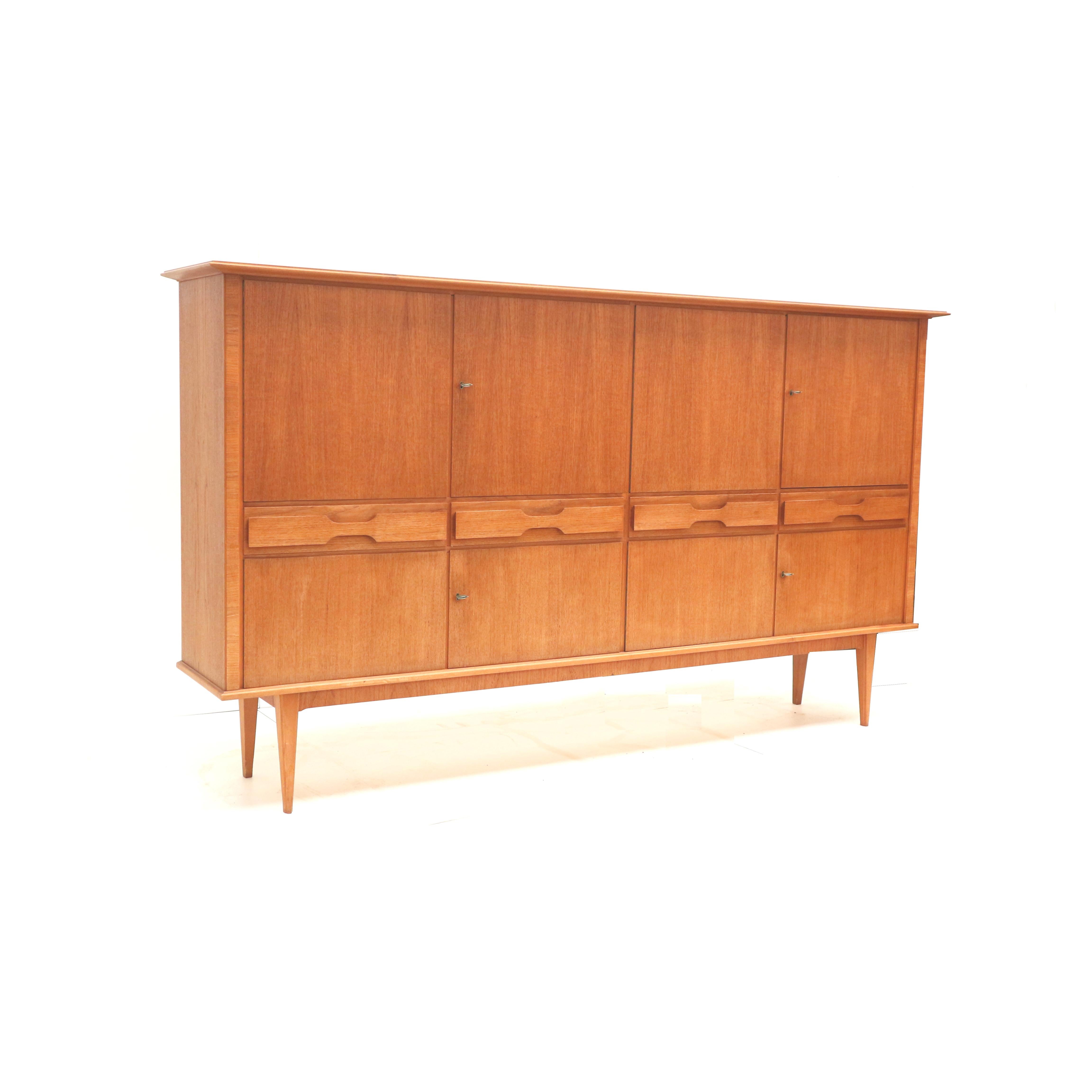 Großes Vintage-Highboard aus Teakholz aus den 60er Jahren.

Abmessungen:
Breite: 250 cm
Tiefe: 46,6 cm
Höhe: 141,8 cm

Das Kabinett hat kleine Gebrauchsspuren, die seinem Alter entsprechen.