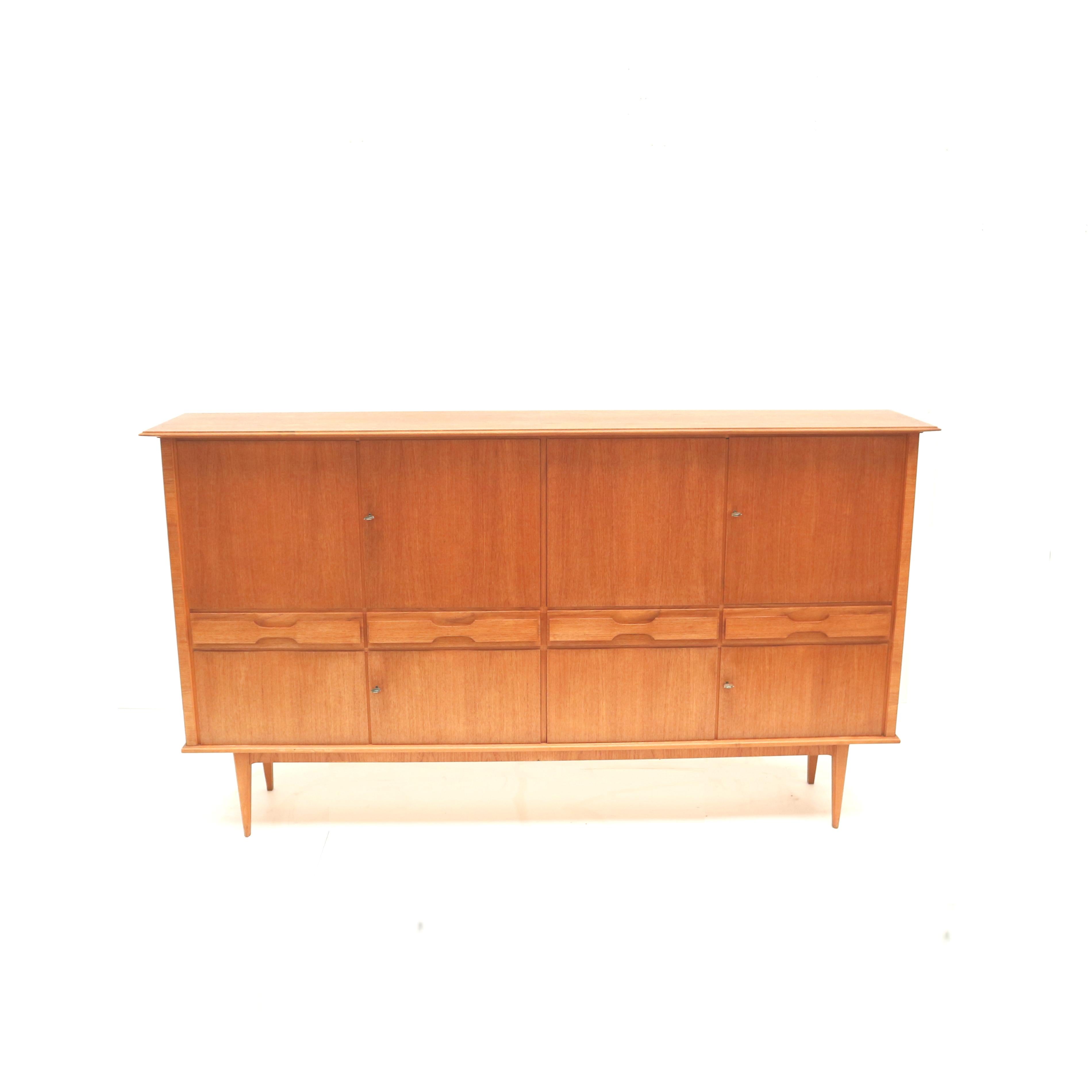 Großes Vintage-Highboard aus Teakholz aus den 60er Jahren (Skandinavische Moderne) im Angebot