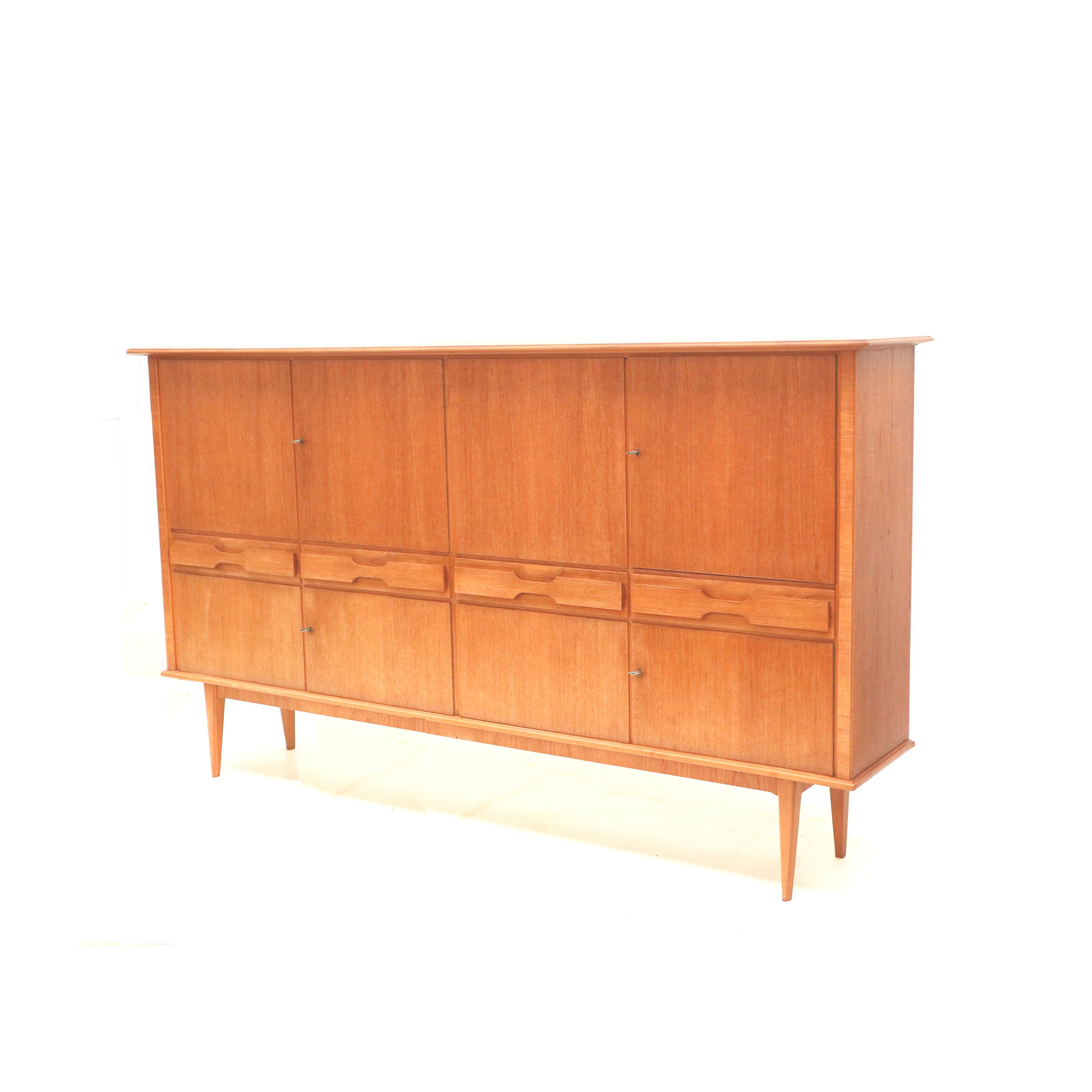 Großes Vintage-Highboard aus Teakholz aus den 60er Jahren im Zustand „Gut“ im Angebot in Breda, NB