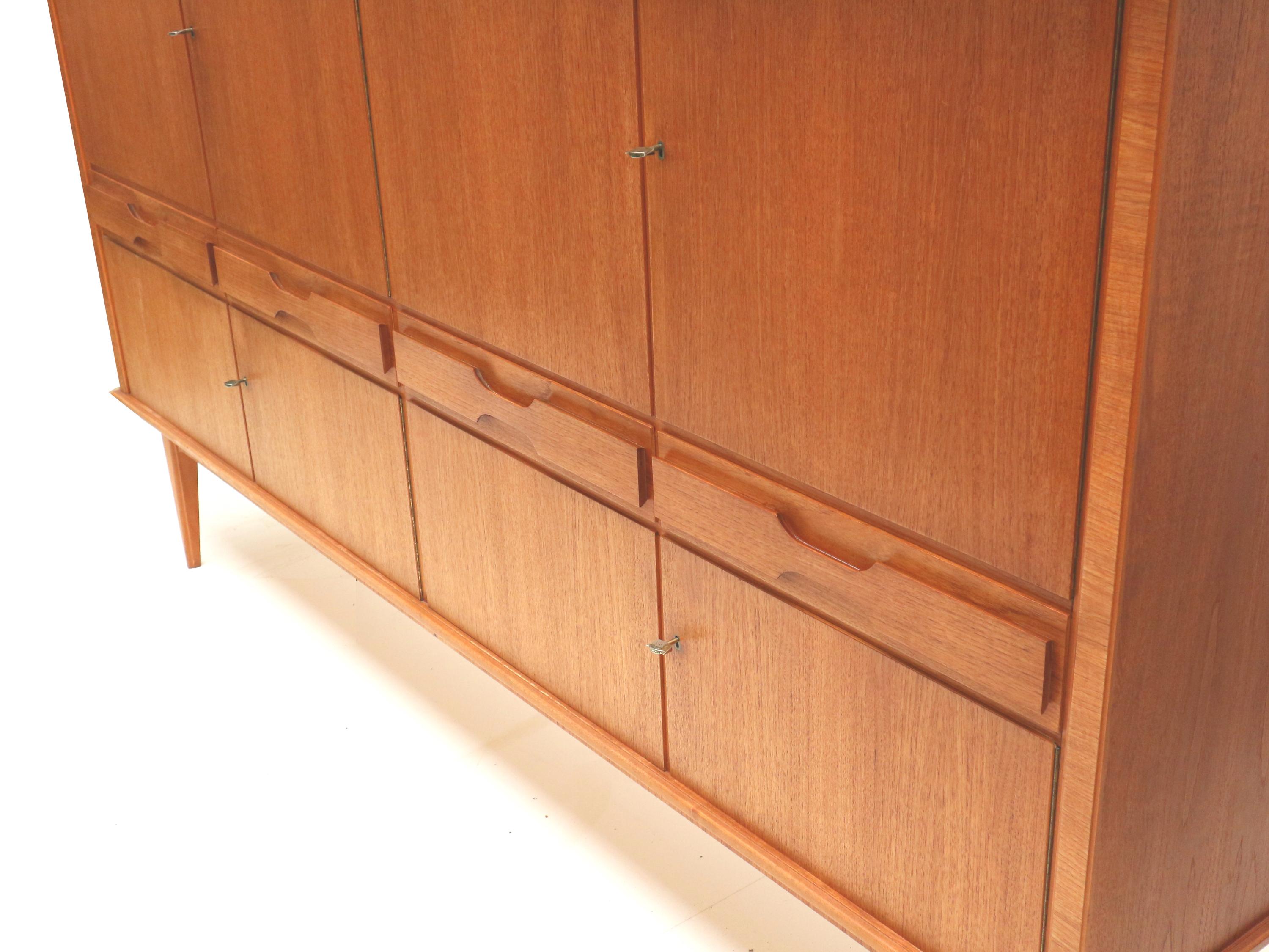 Großes Vintage-Highboard aus Teakholz aus den 60er Jahren (Mitte des 20. Jahrhunderts) im Angebot