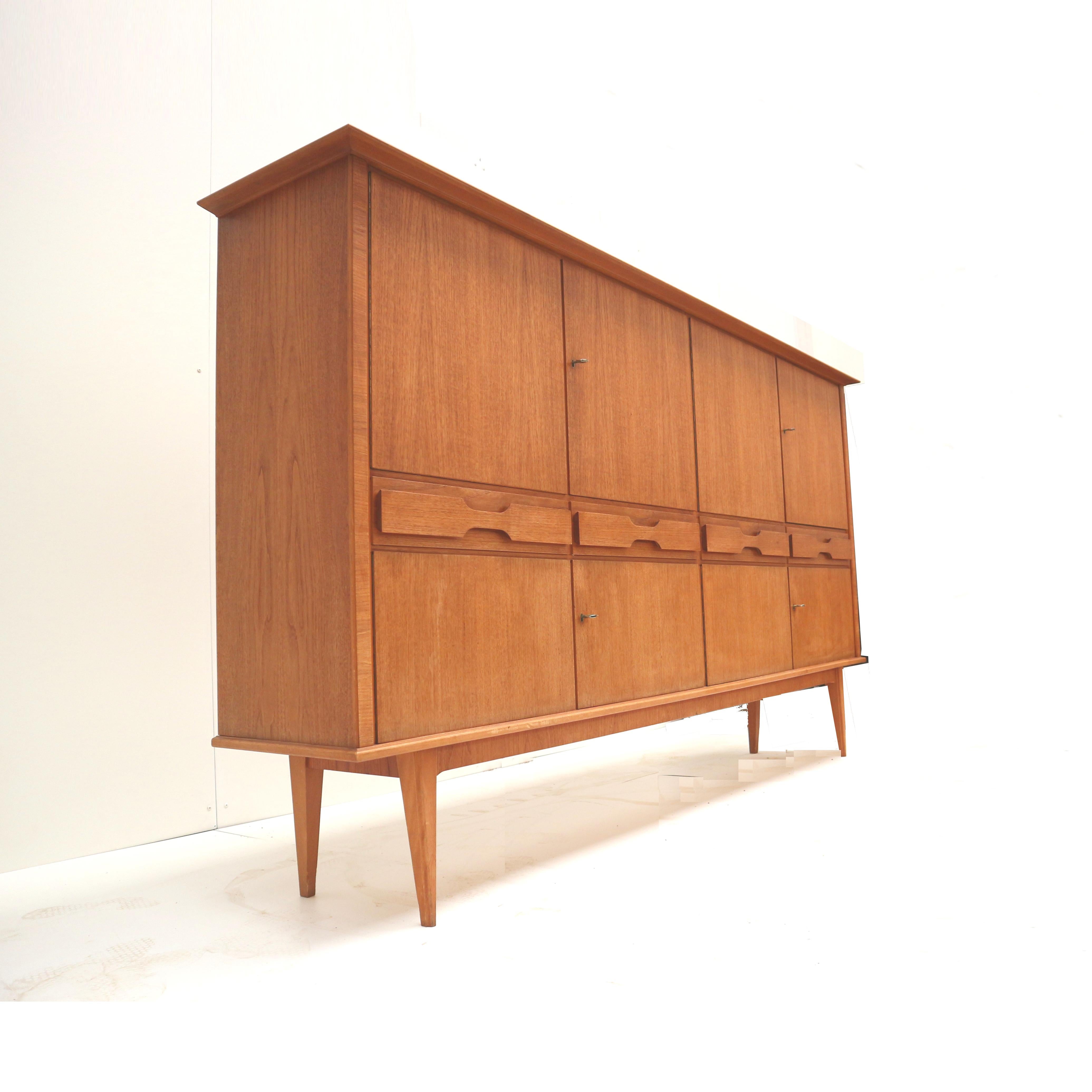 Großes Vintage-Highboard aus Teakholz aus den 60er Jahren (Holz) im Angebot