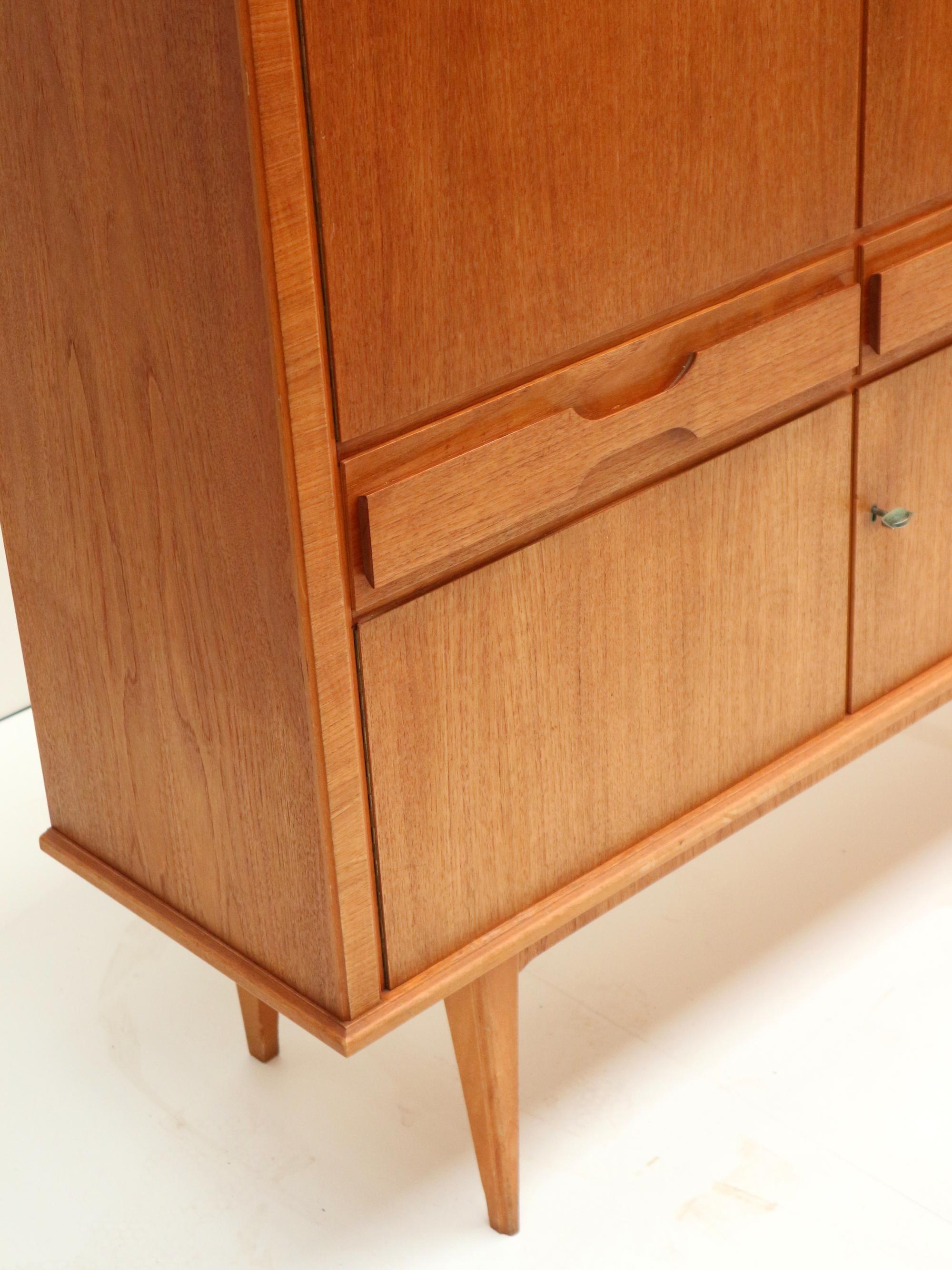 Großes Vintage-Highboard aus Teakholz aus den 60er Jahren im Angebot 1