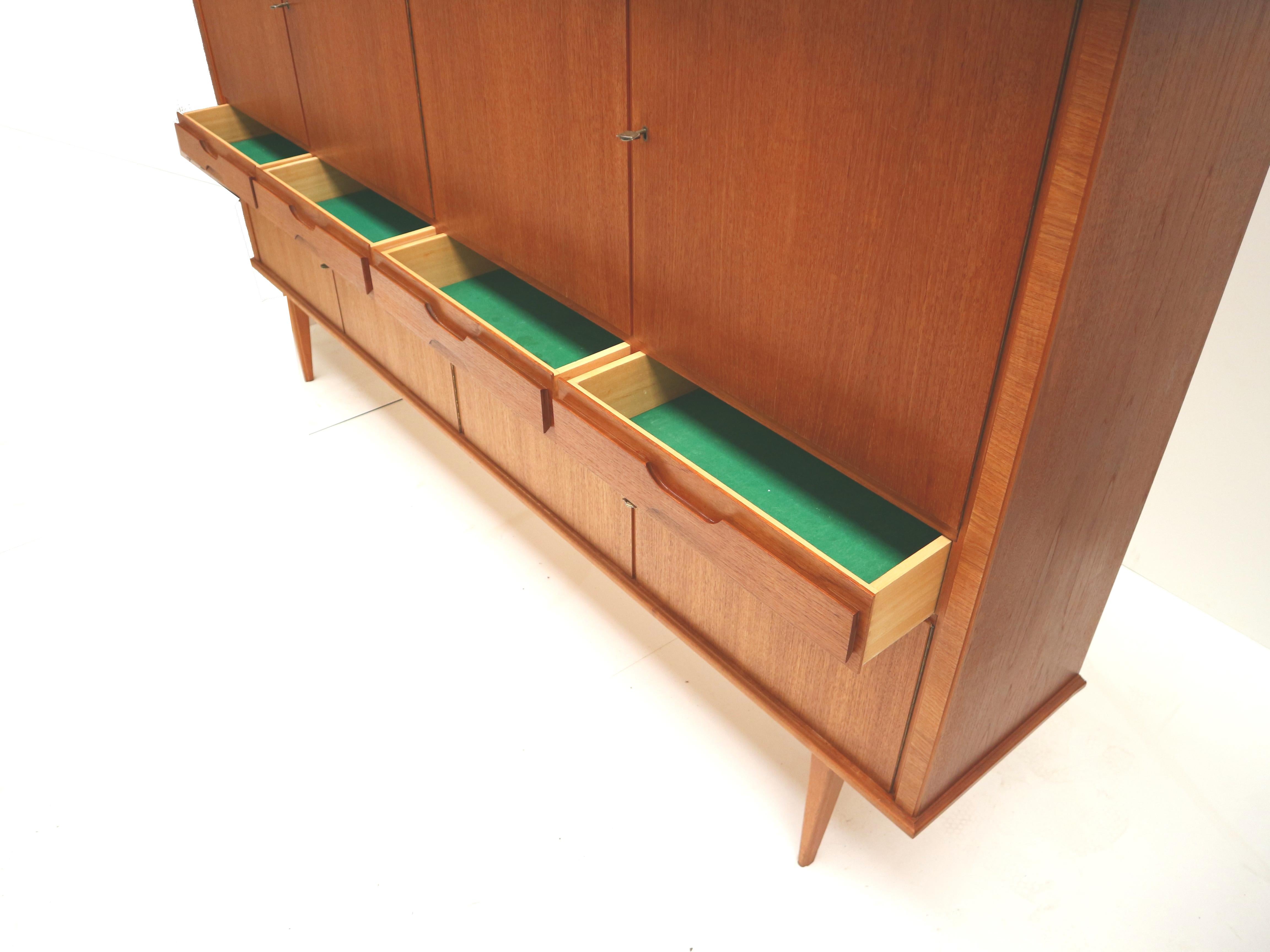 Großes Vintage-Highboard aus Teakholz aus den 60er Jahren im Angebot 2