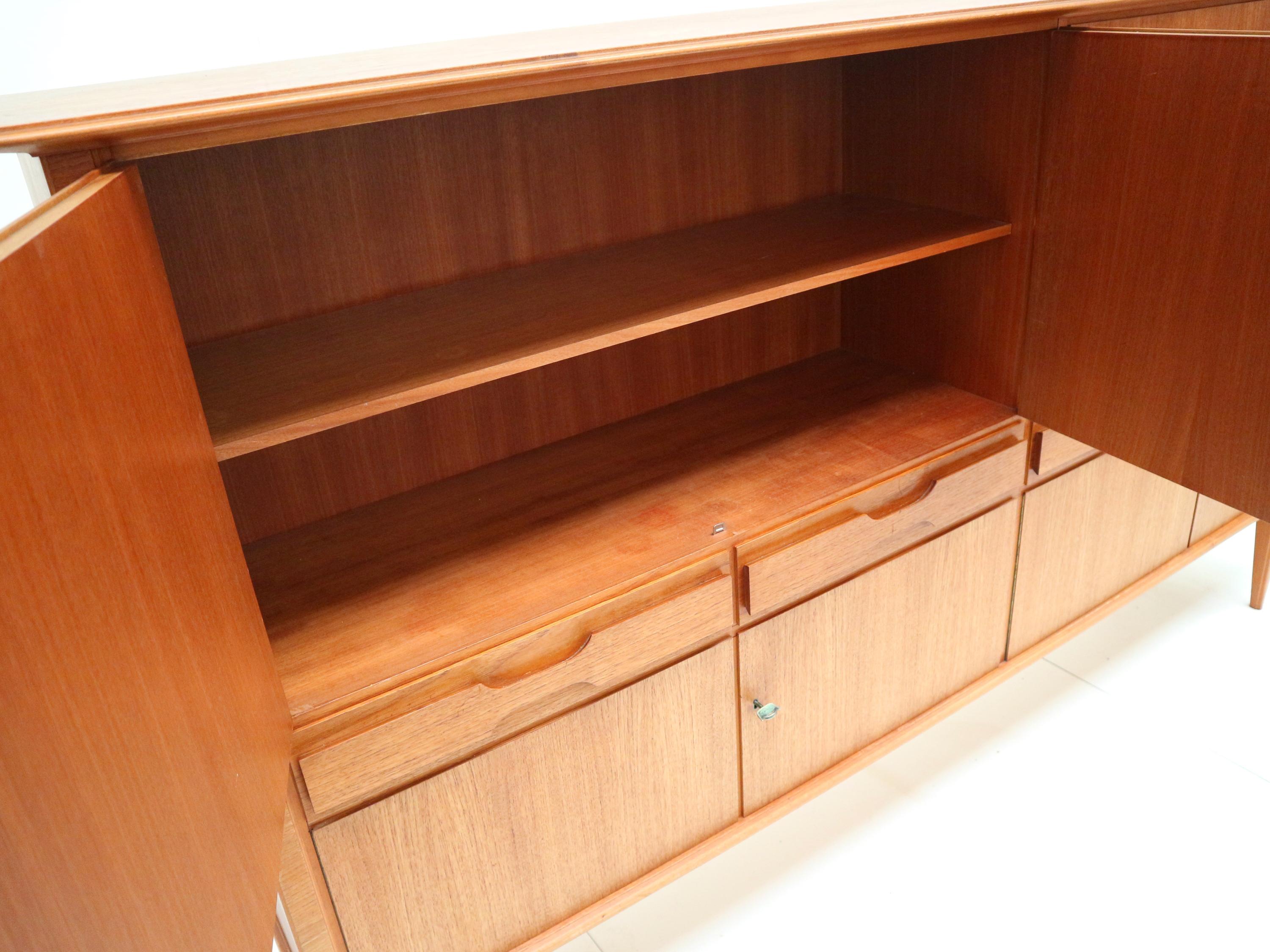 Großes Vintage-Highboard aus Teakholz aus den 60er Jahren im Angebot 3