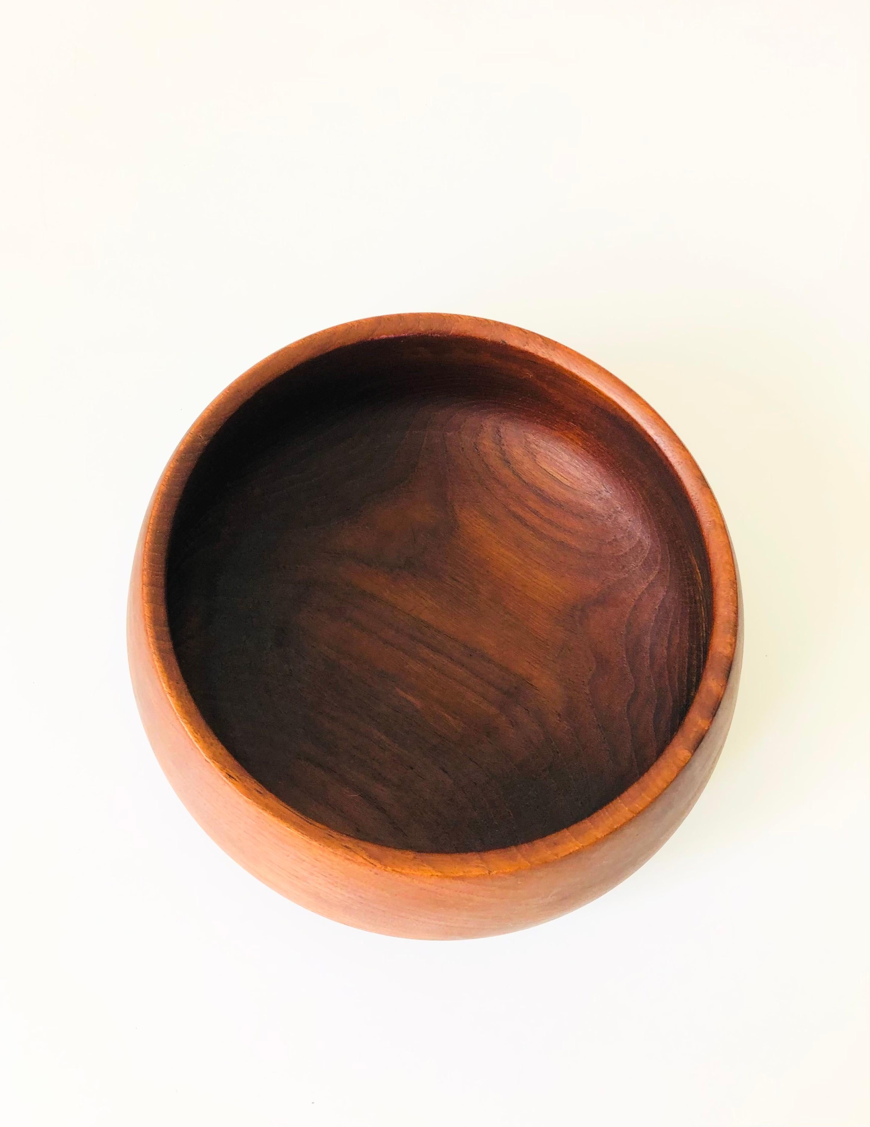 A lovely vintage teak salad bowl. Beautiful natural grain to the wood in a simple tapered shape. A wonderful and useful dining accessory for a midcentury home.

