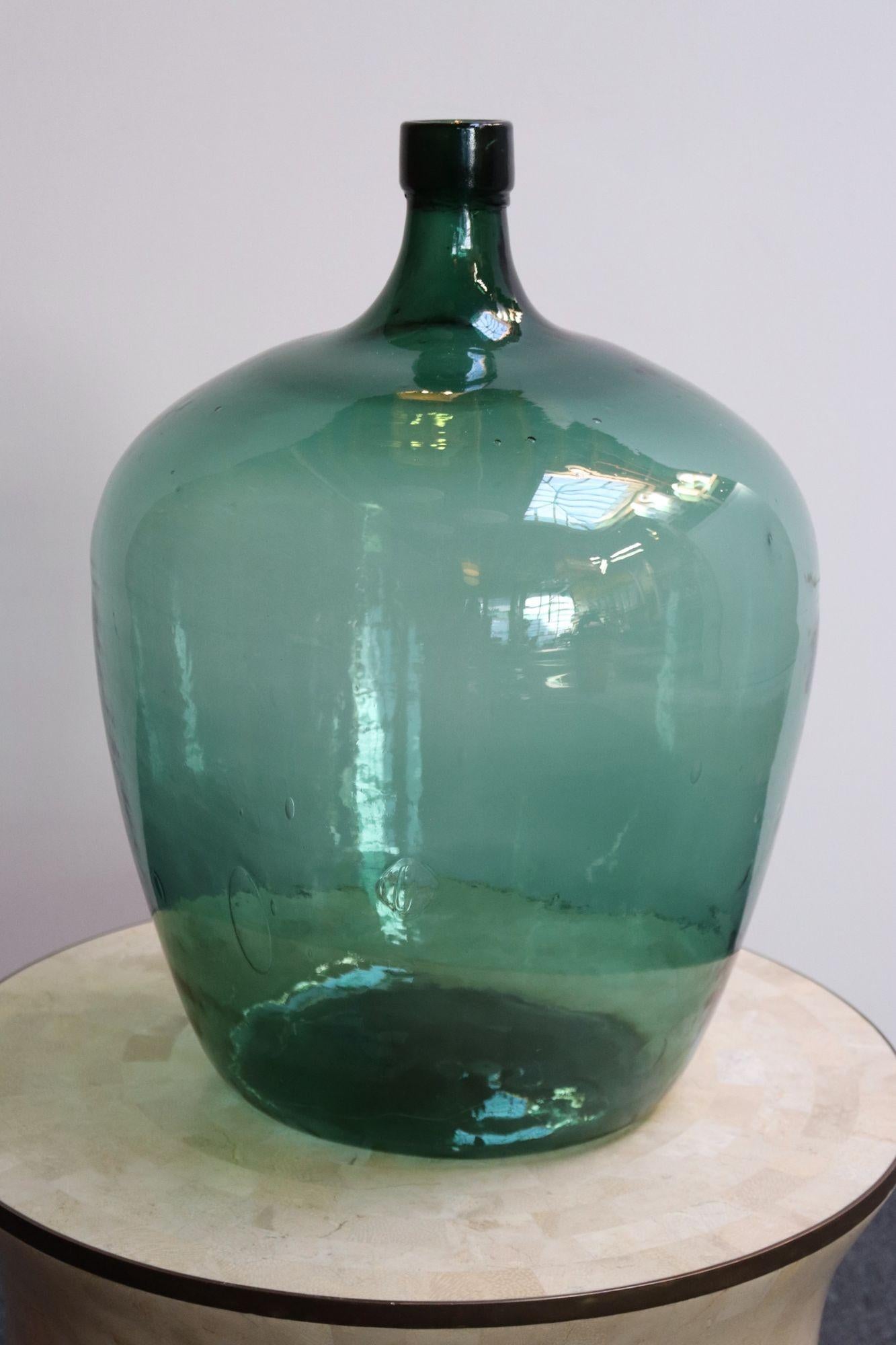 Französischer Demijohn / Carboy, der ursprünglich für den Transport von Wein verwendet wurde (frühes 20. Jahrhundert, Frankreich).
Bestehend aus 