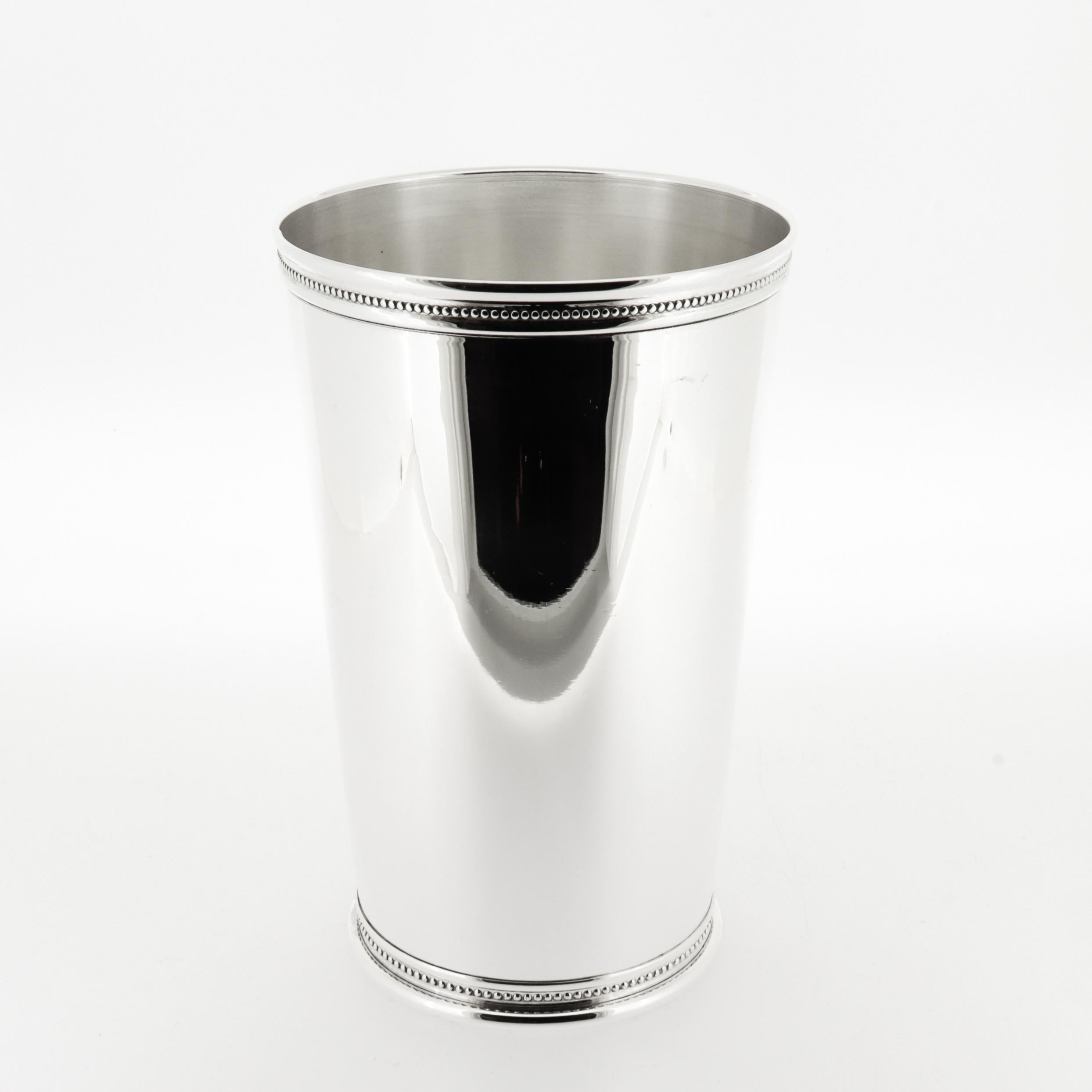 Eine schöne signierte Vintage-Silber Tasse oder Becher.

Von Tiffany & Co.

Aus Sterlingsilber.

Muster Nr. 895L.

Vollständig auf dem Sockel markiert.

Einfach wunderschönes Tiffany-Design für die Bar!

Datum:
20. Jahrhundert

Allgemeiner