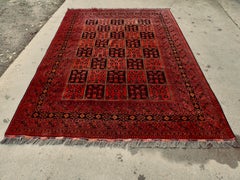 Large Vintage Traditional Pattern Wool Carpet    A superb looking piece