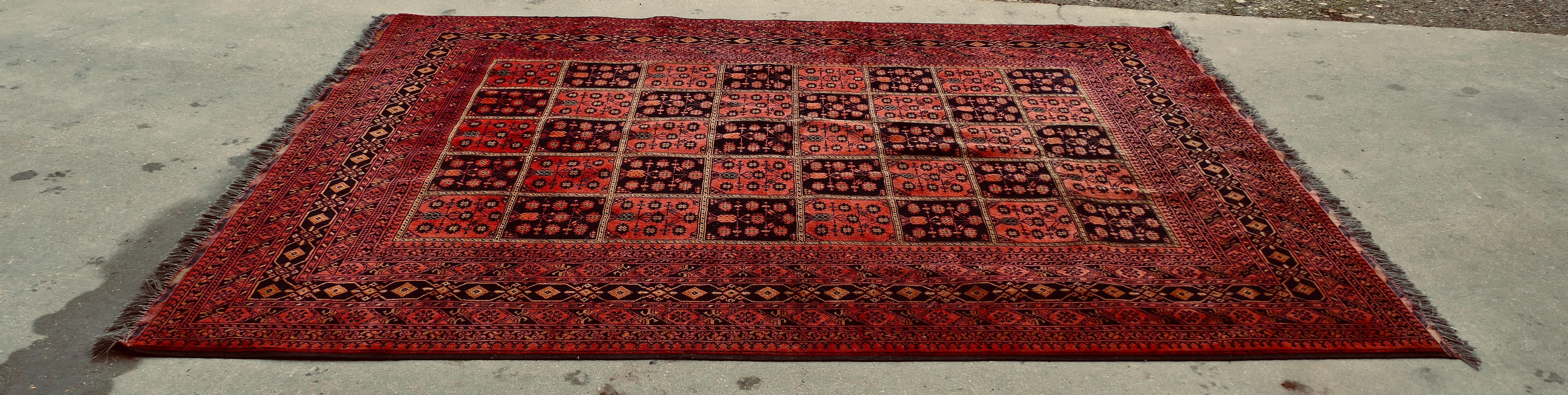 Anglo-indien Grand tapis vintage en laine à motif traditionnel    Une pièce superbe en vente