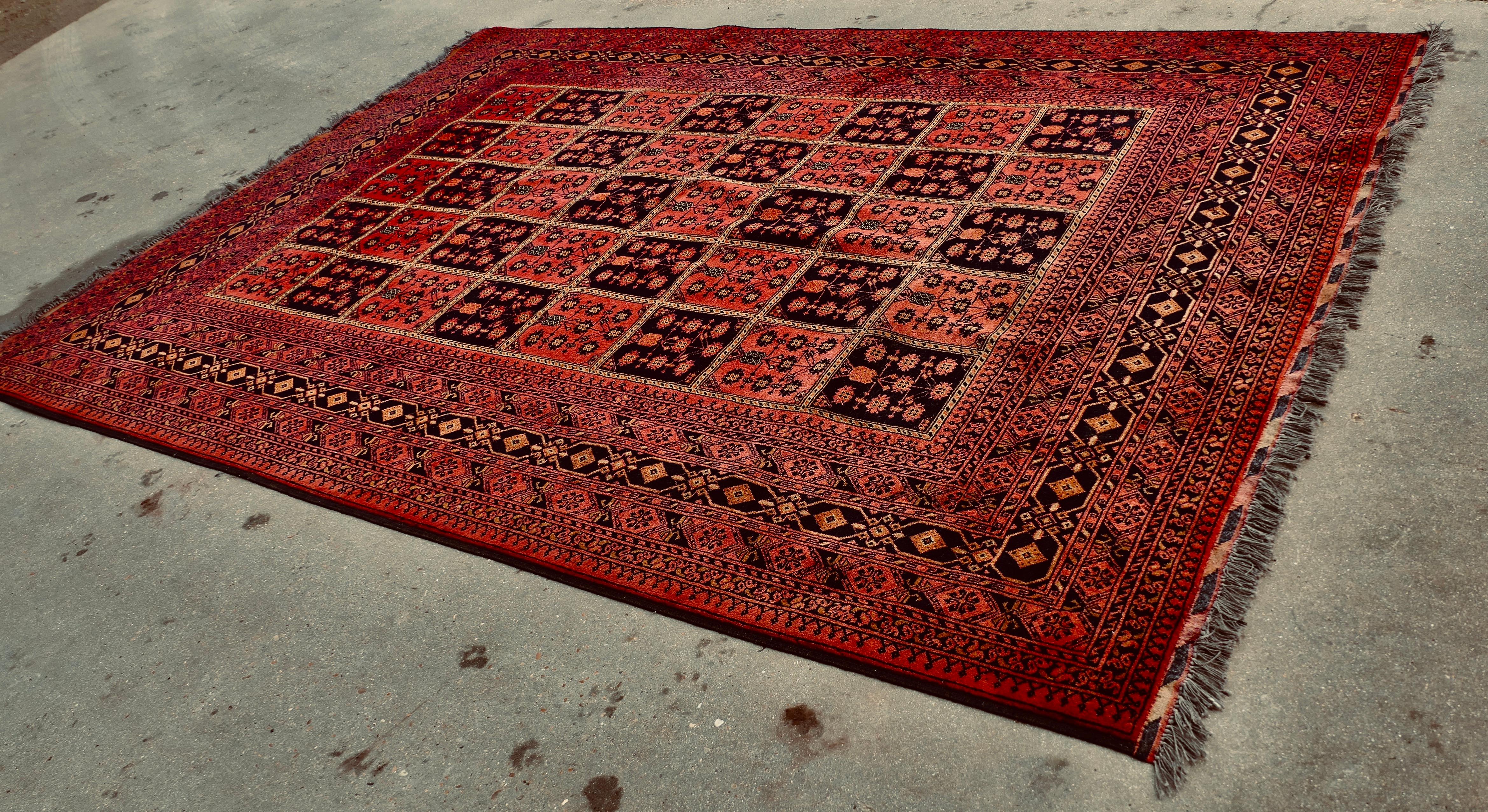 Grand tapis vintage en laine à motif traditionnel    Une pièce superbe Bon état - En vente à Godshill, Isle of Wight