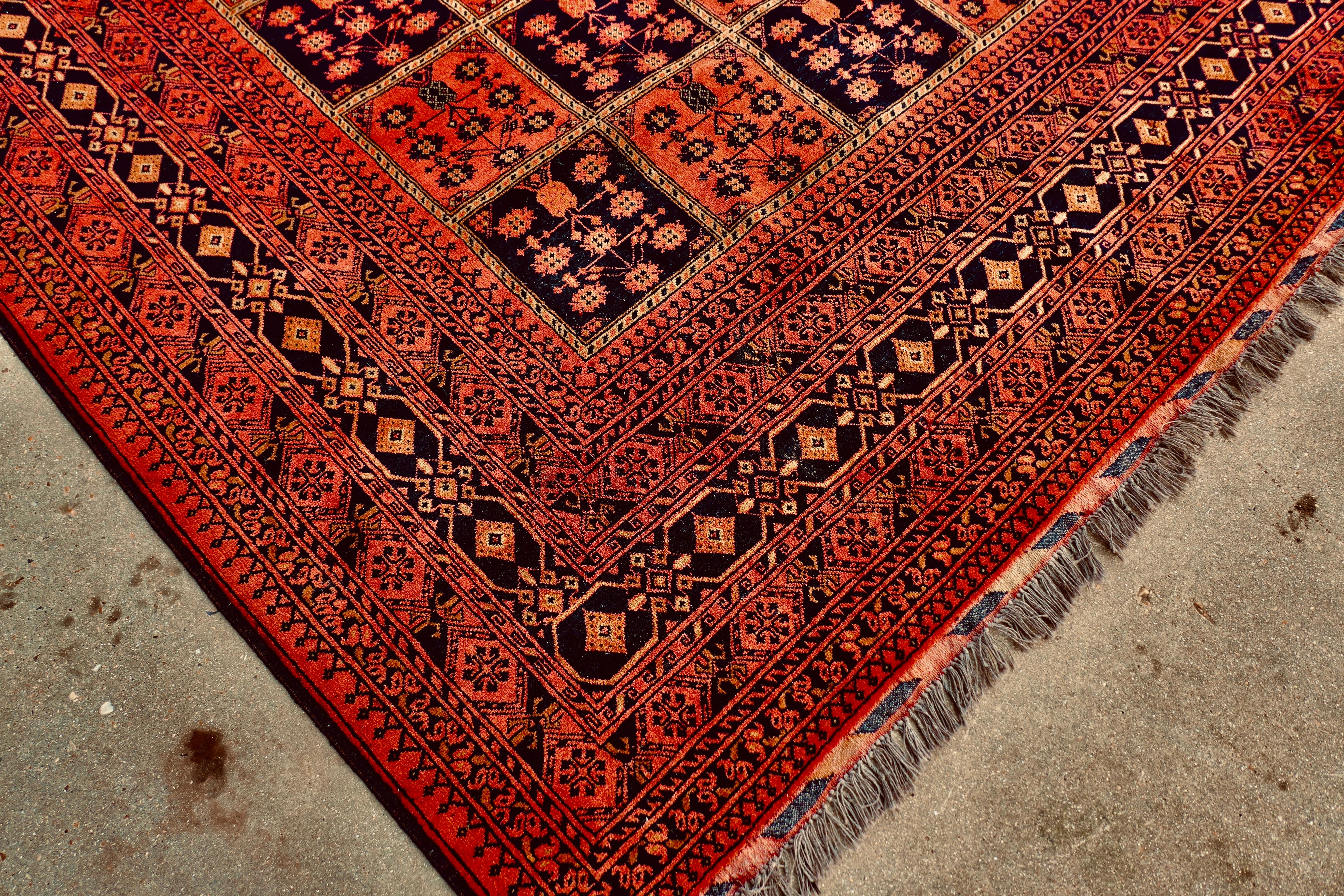 Milieu du XXe siècle Grand tapis vintage en laine à motif traditionnel    Une pièce superbe en vente