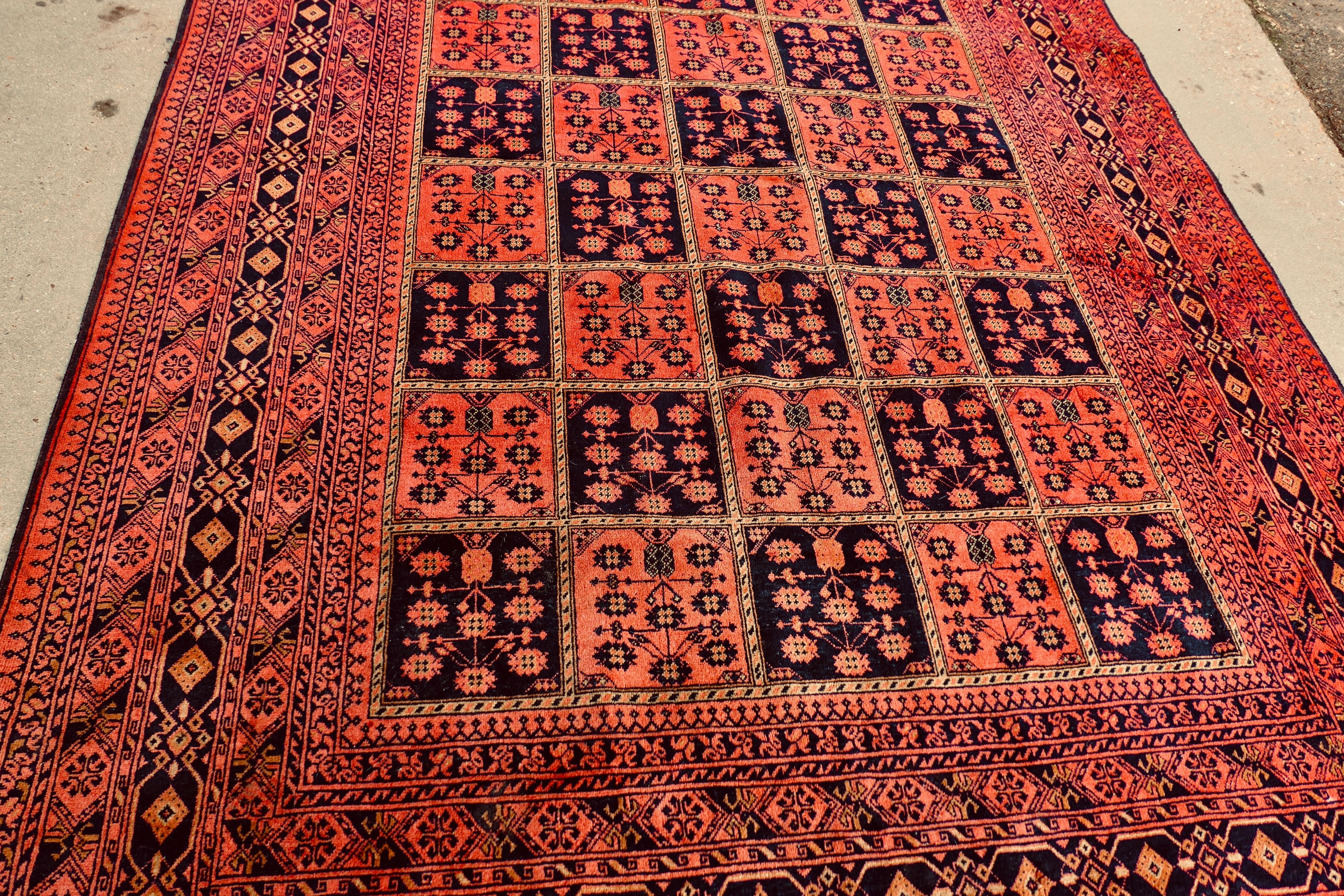 Laine Grand tapis vintage en laine à motif traditionnel    Une pièce superbe en vente