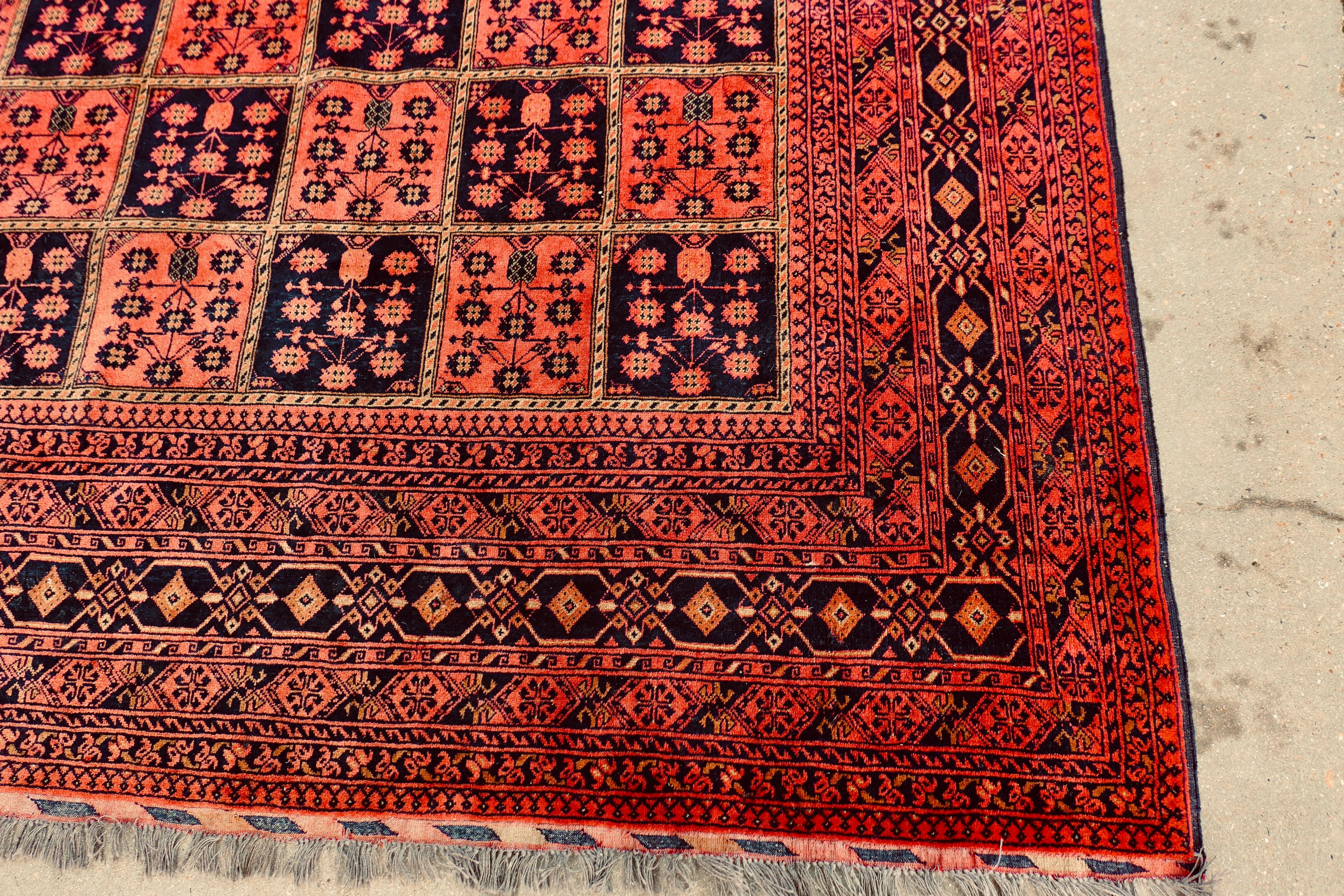 Grand tapis vintage en laine à motif traditionnel    Une pièce superbe en vente 1