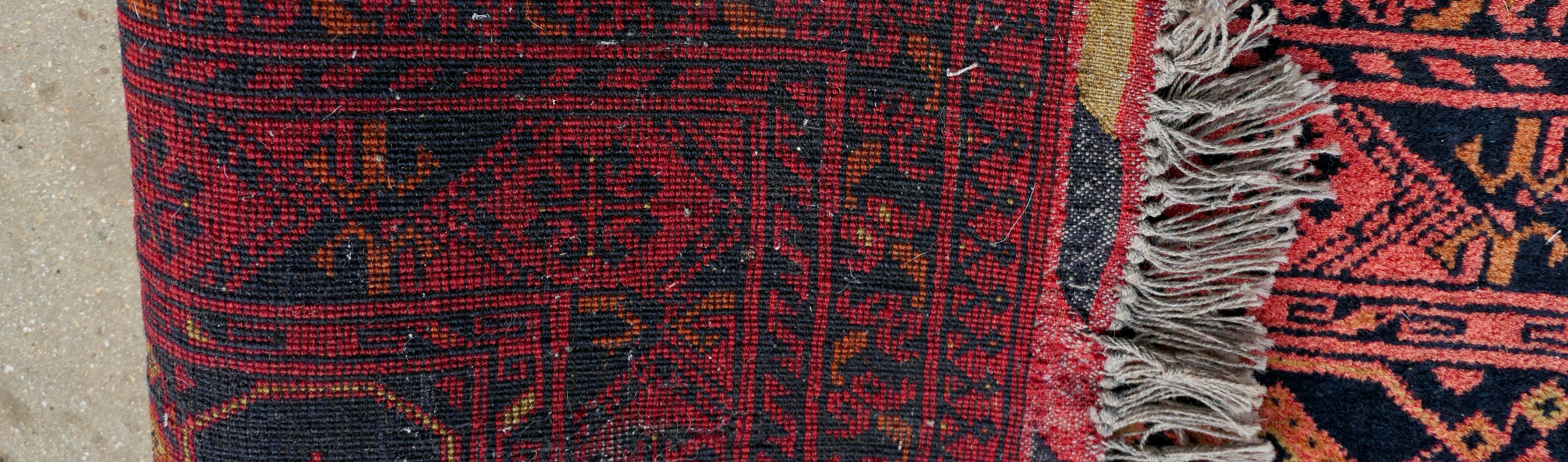 Grand tapis vintage en laine à motif traditionnel    Une pièce superbe en vente 2