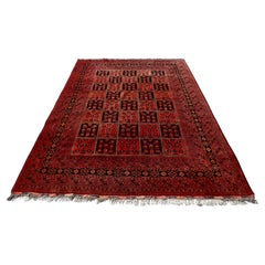Large Vintage Traditional Pattern Wool Carpet    A superb looking piece