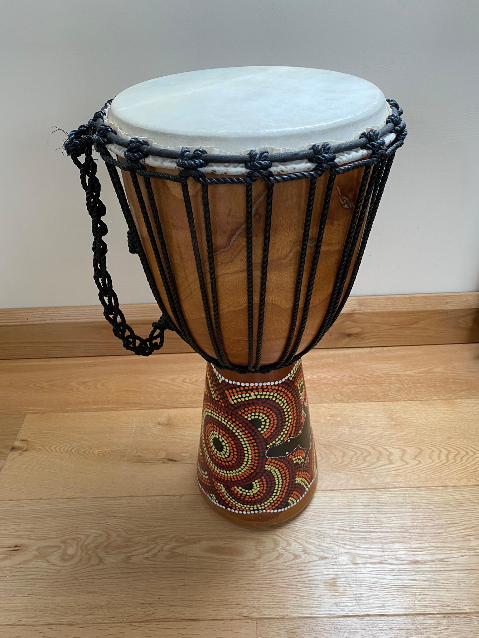 A superb vintage Bongo Drum, lovely decorative piece with beautiful wood construction and hand-painted with a vibrant tribal colourway.  Lovely wear and colour to the wood.

In Excellent original condition, makes a good sound.