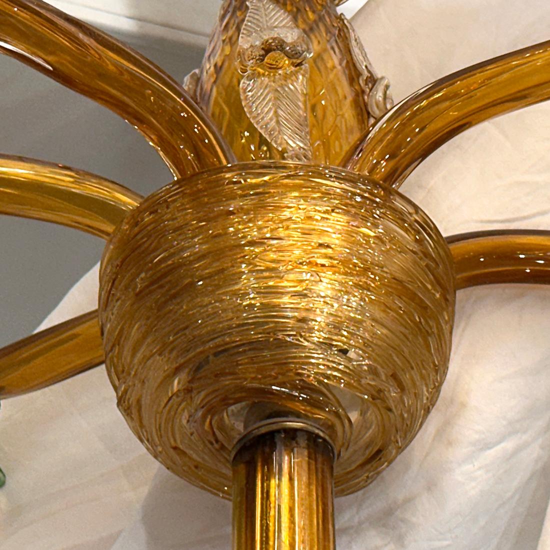 Araña de cristal soplado italiano ámbar de la década de 1960 con forma de árbol con ramas y pájaros. 6 luces.

Medidas:
Caída: 70
Diámetro: 40
