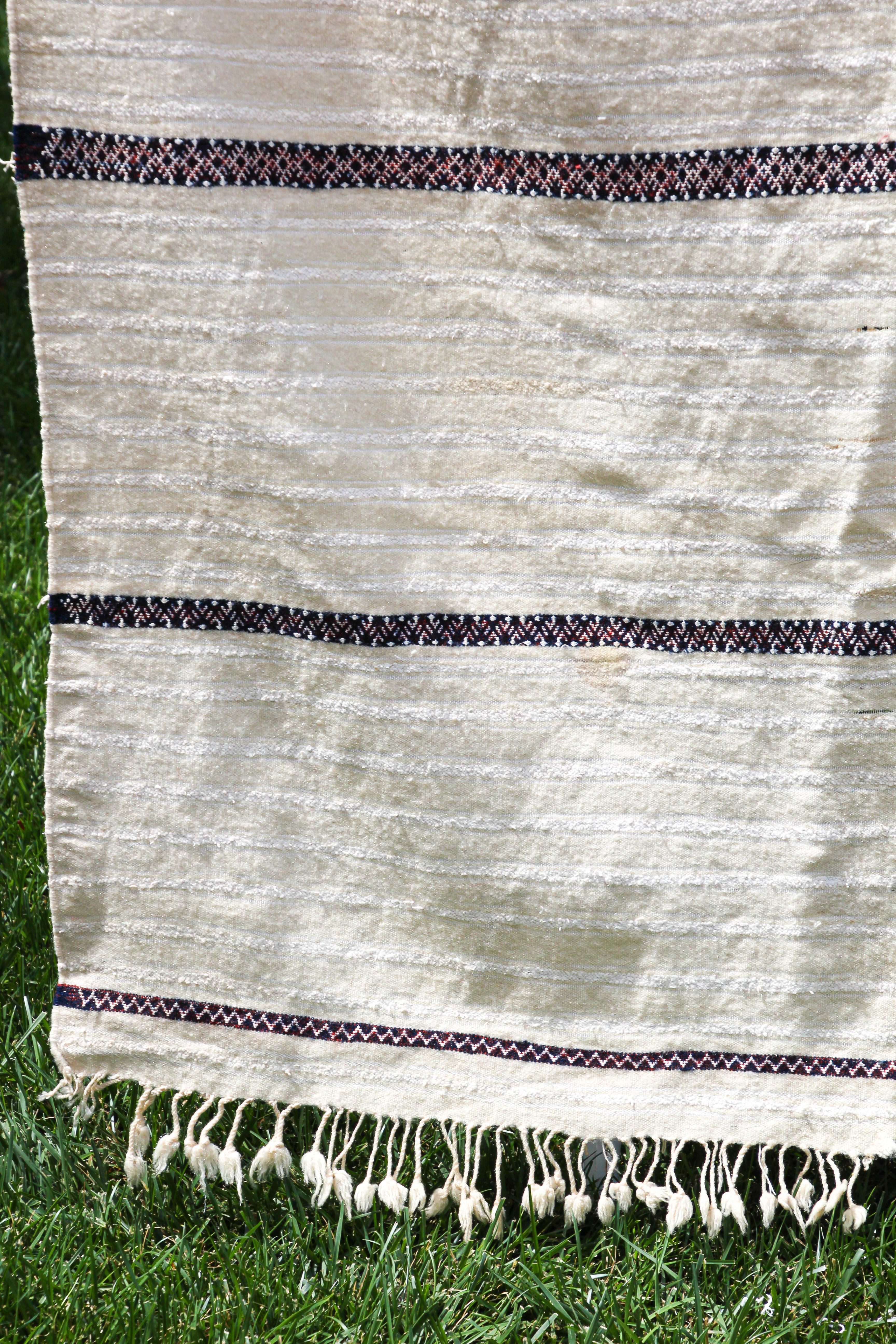 Couverture de mariage vintage artisanale en textile tribal marocain avec paillettes en vente 3