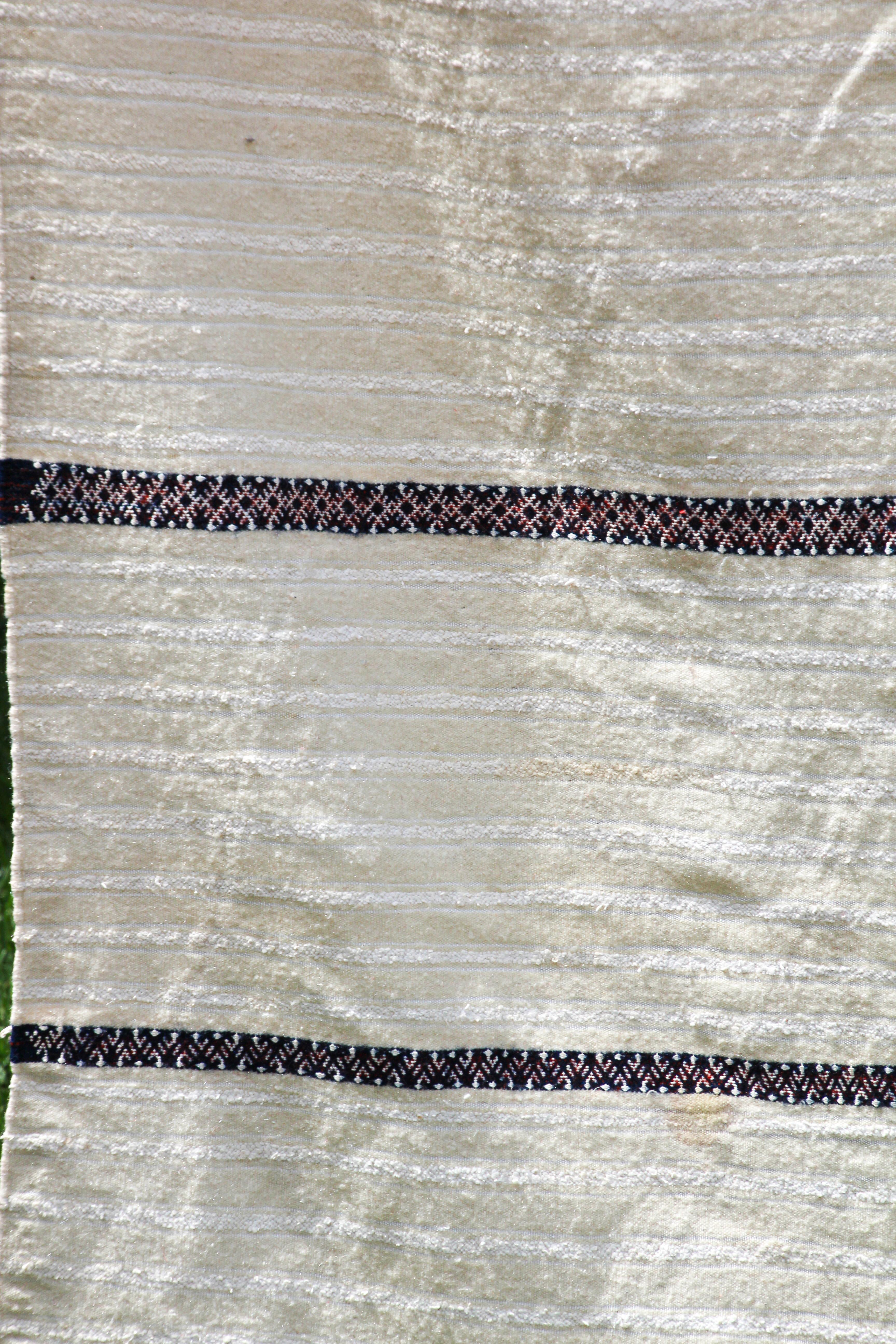 Couverture de mariage vintage artisanale en textile tribal marocain avec paillettes en vente 4