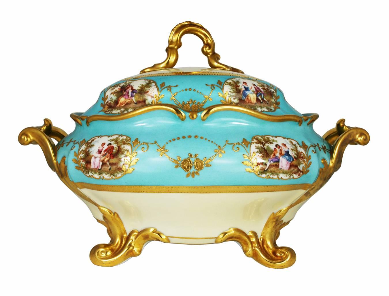 Preciosa sopera grande de porcelana con plato en color azul Celeste aguamarina con decoración pintada en dorado, fabricada por Thomas Bavaria. 

La sopera tiene cuatro escenas románticas de cortejo en el cuerpo y cuatro en la tapa, junto con