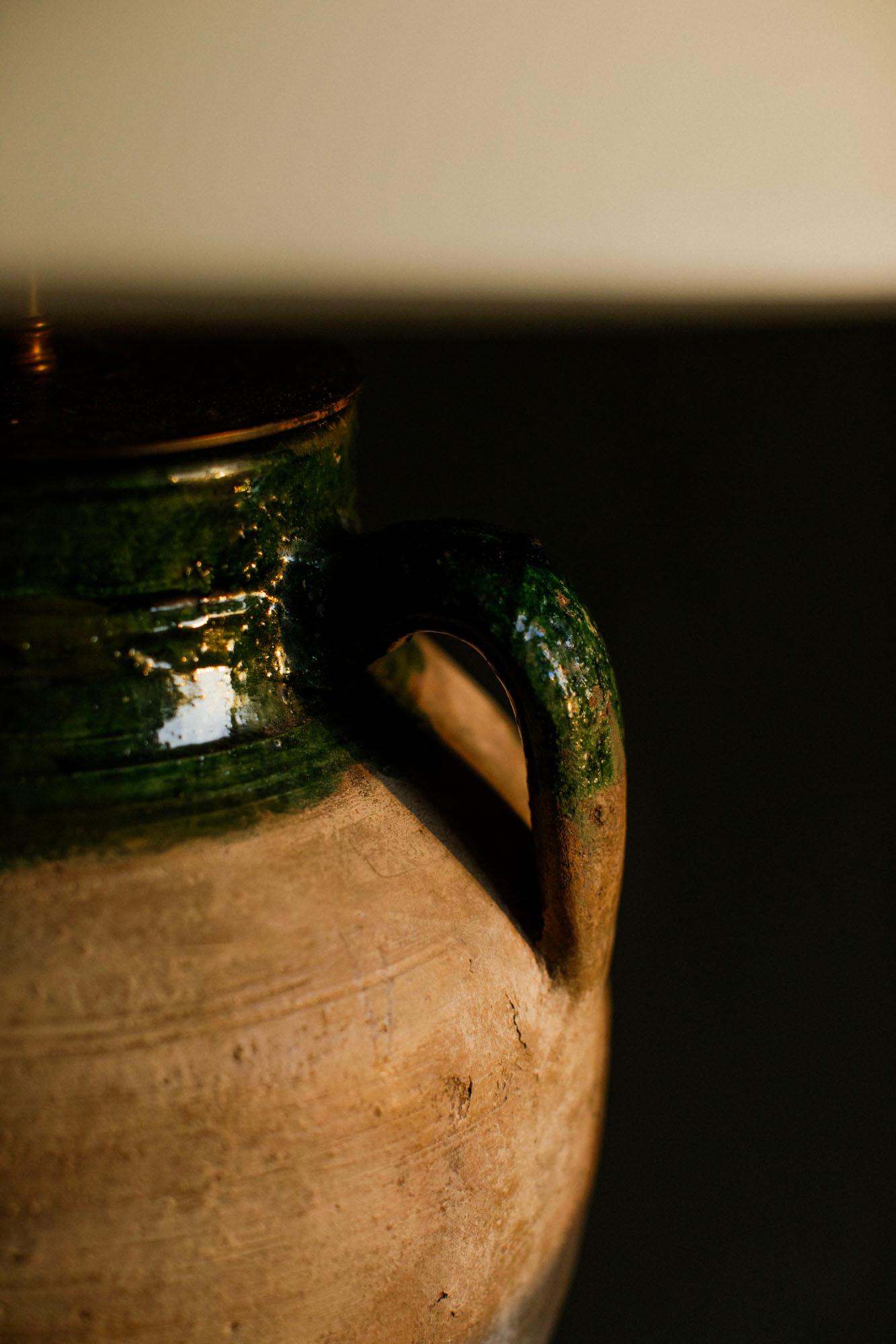 Gran lámpara de sobremesa vintage turca de loza con borde esmaltado en verde, Siglo XX Turco en venta