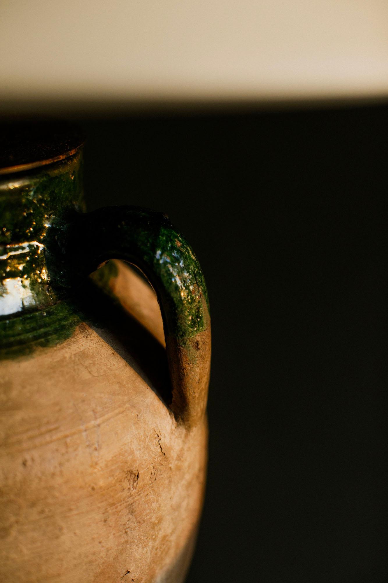 Gran lámpara de sobremesa vintage turca de loza con borde esmaltado en verde, Siglo XX Hecho a mano en venta