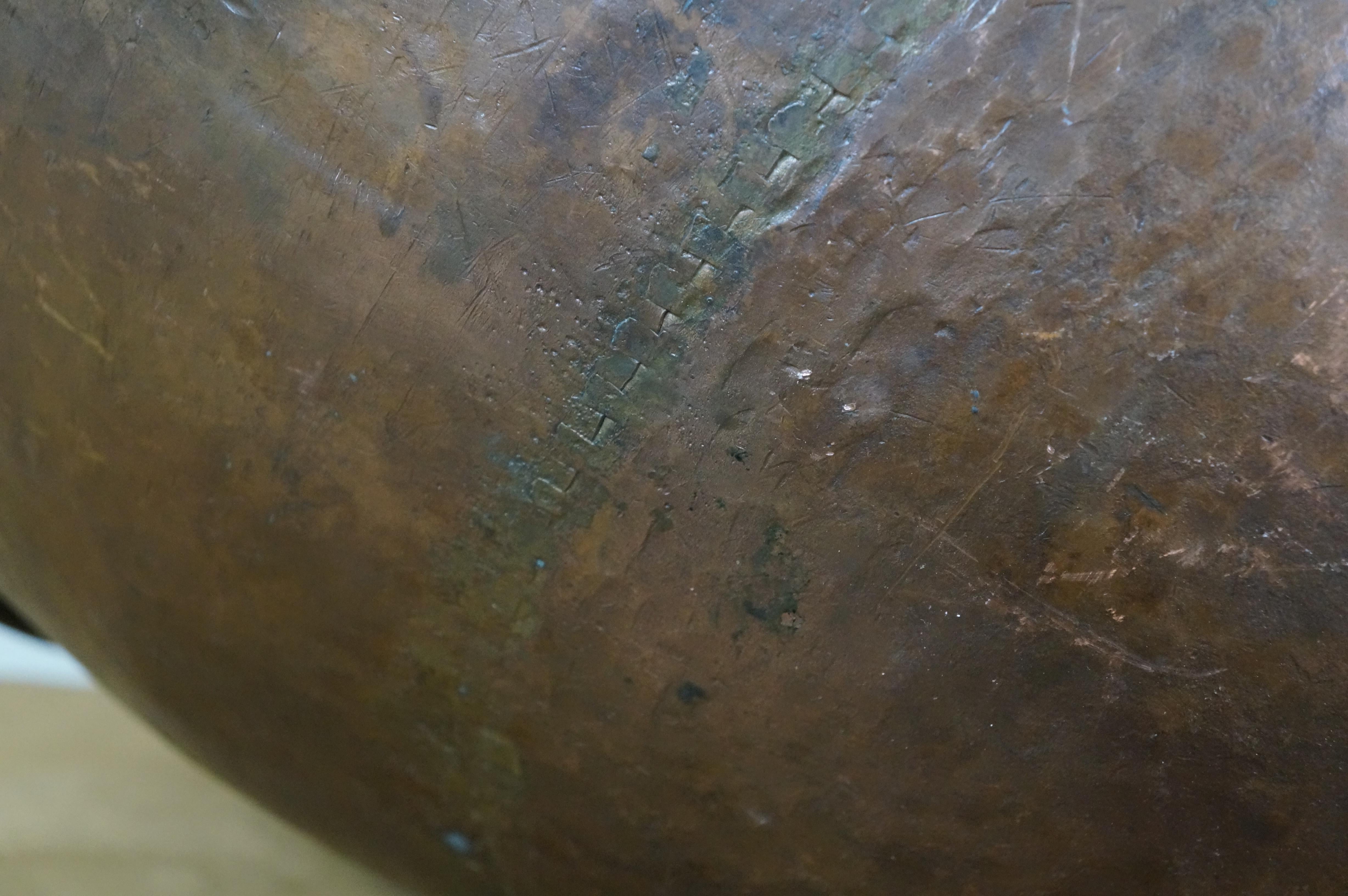 Grande pentola turca d'epoca in rame martellato a coda di rondine con bollitore da 25