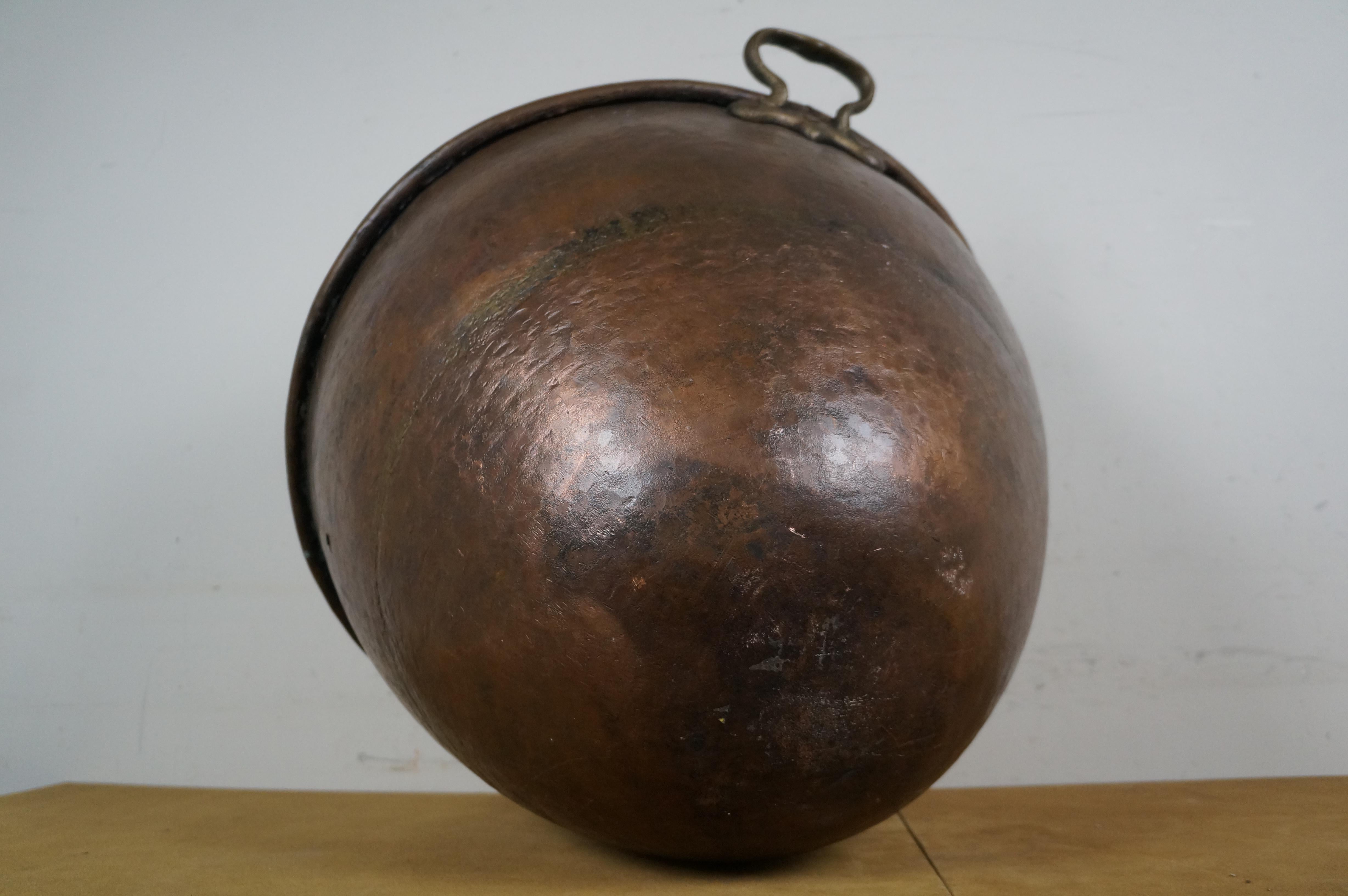 Grande pentola turca d'epoca in rame martellato a coda di rondine con bollitore da 25