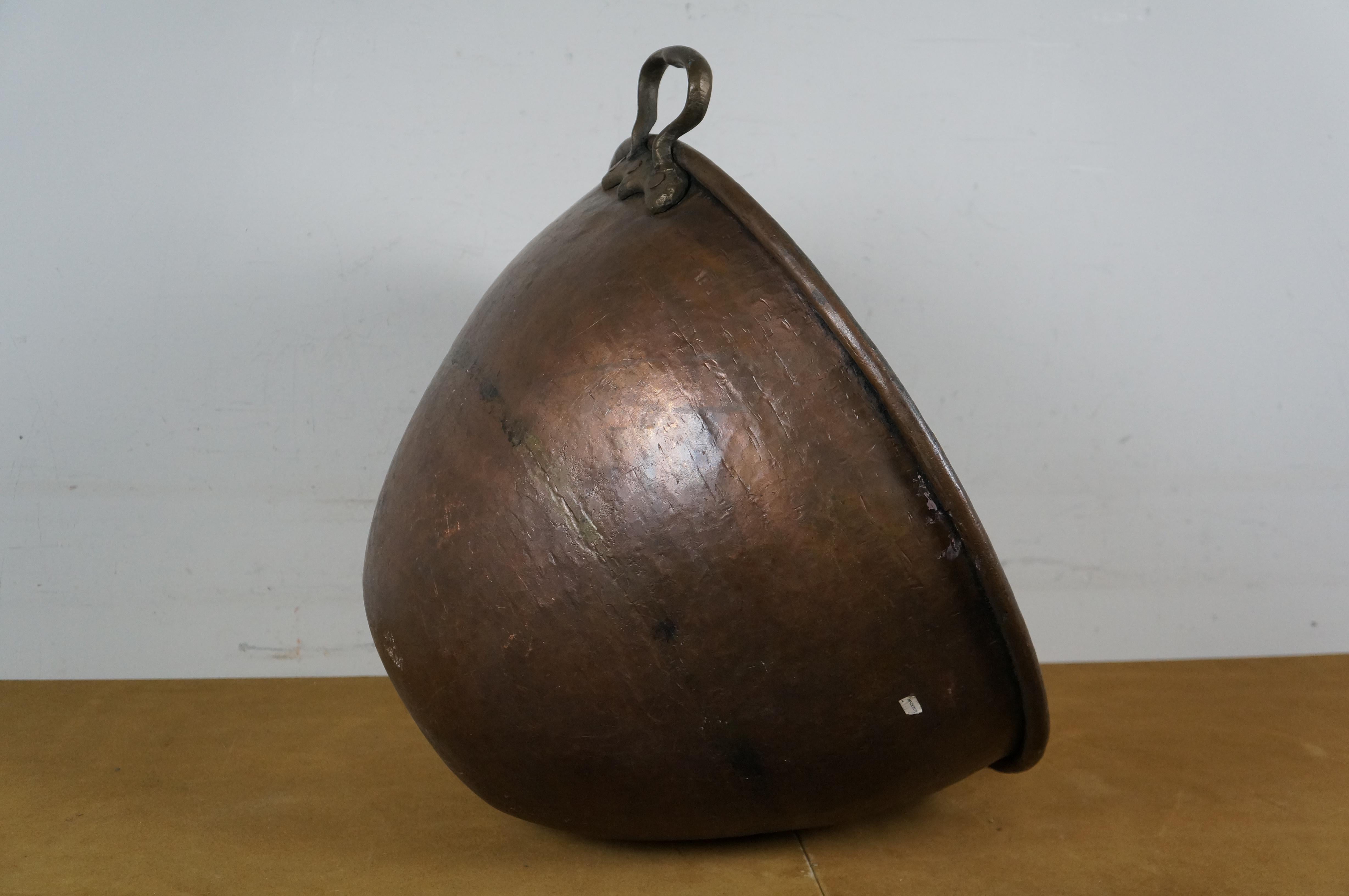 Grande pentola turca d'epoca in rame martellato a coda di rondine con bollitore da 25