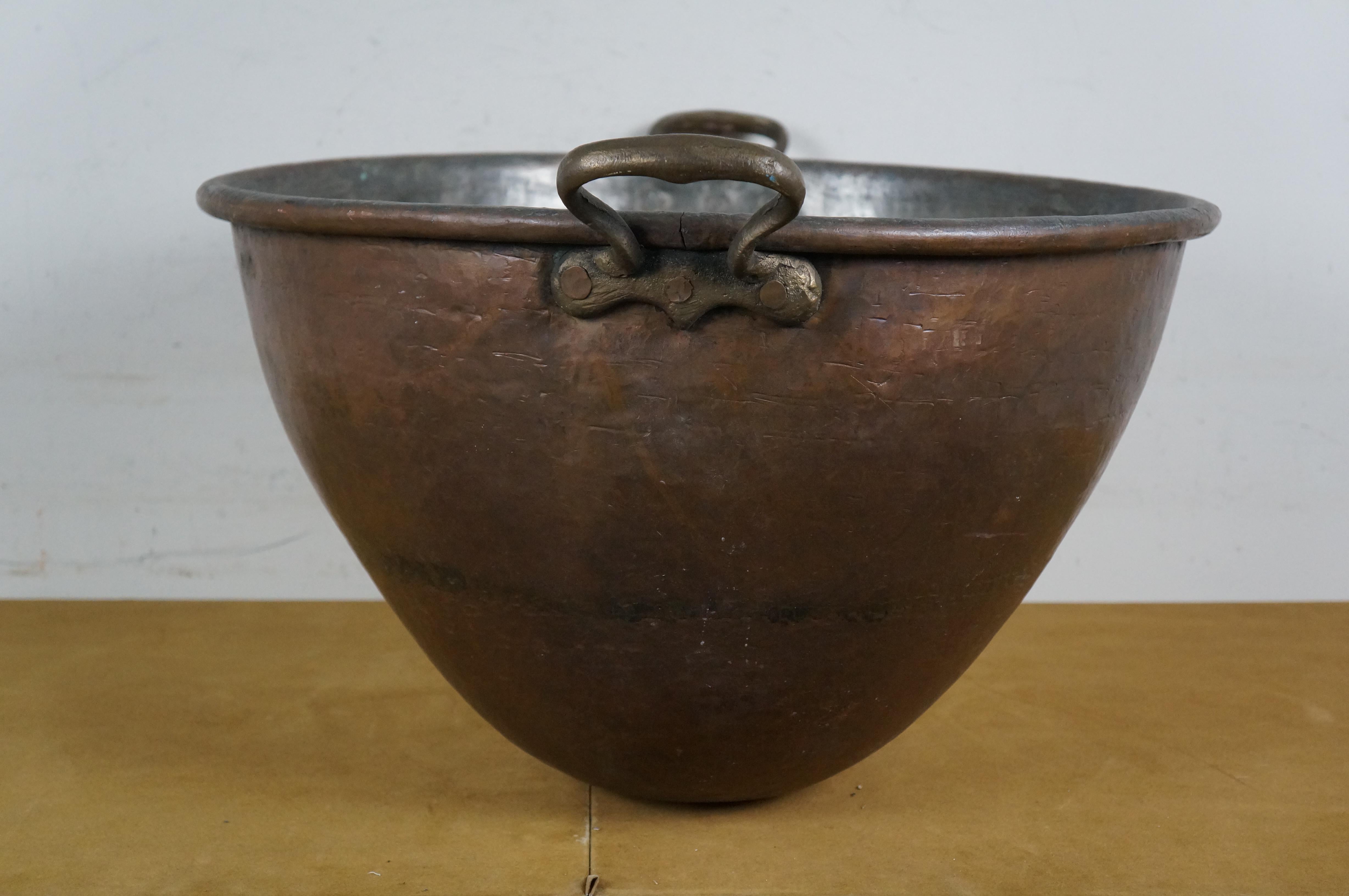 Grande pentola turca d'epoca in rame martellato a coda di rondine con bollitore da 25