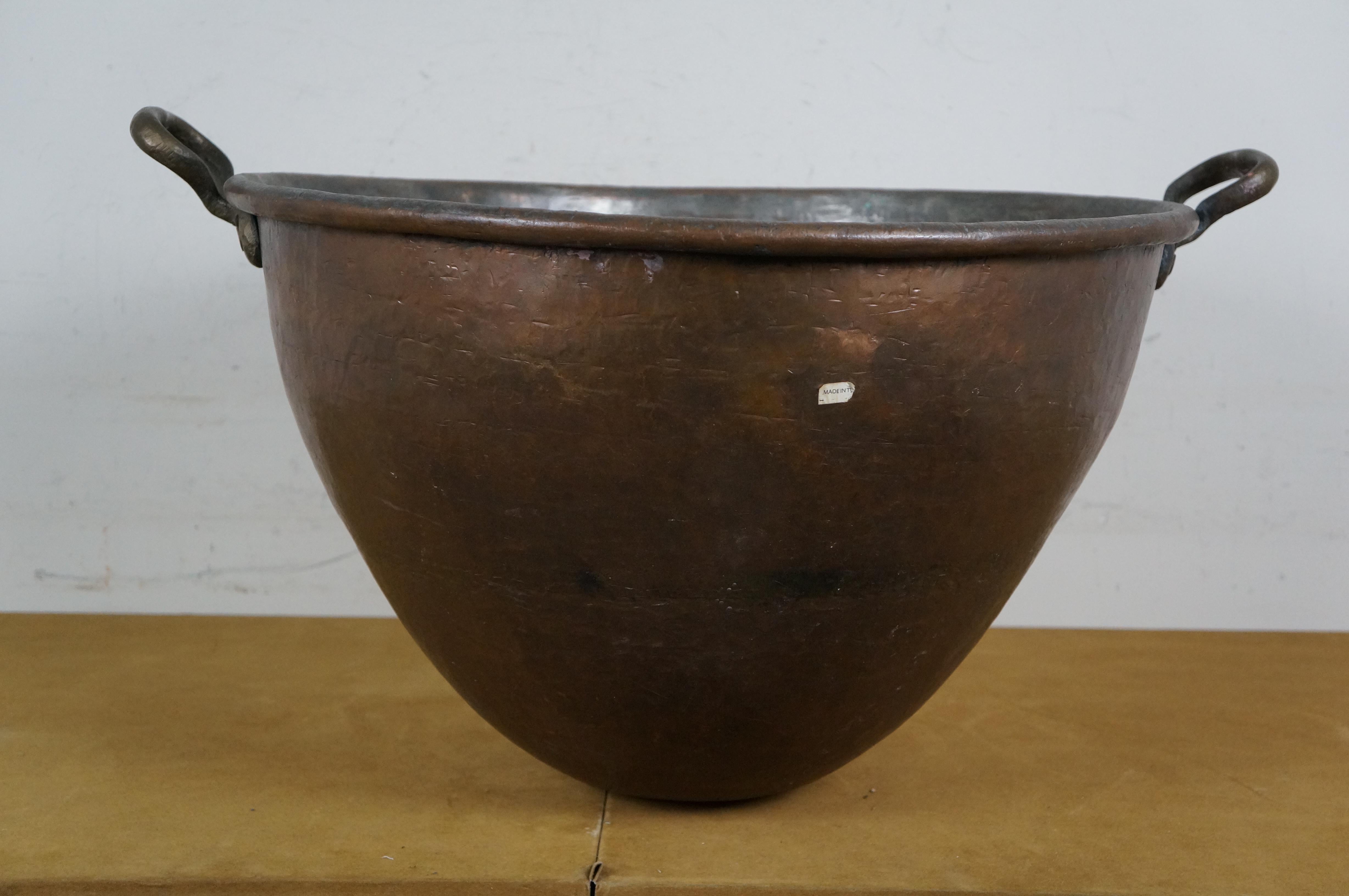 XX secolo Grande pentola turca d'epoca in rame martellato a coda di rondine con bollitore da 25