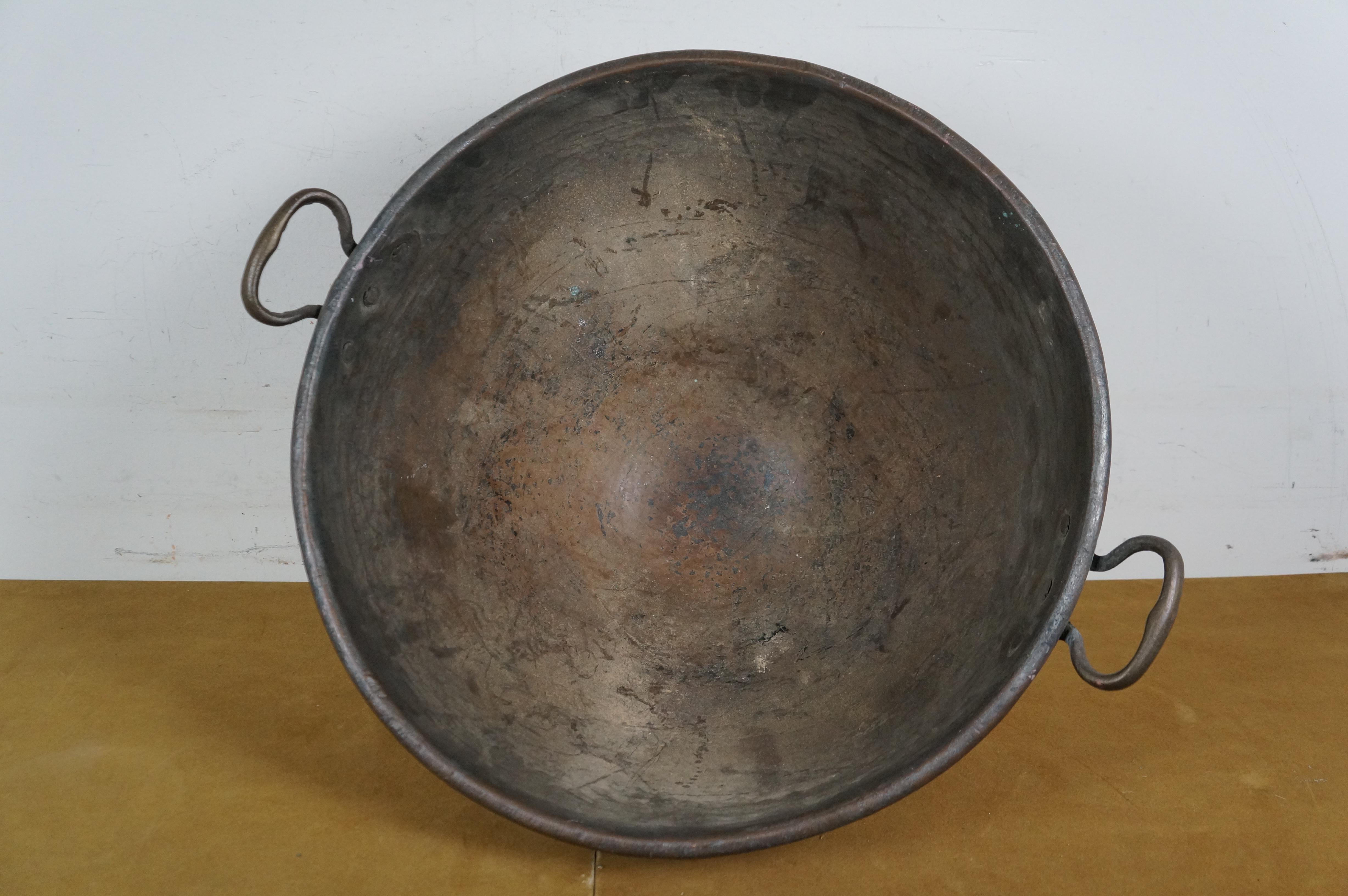 Grande pentola turca d'epoca in rame martellato a coda di rondine con bollitore da 25