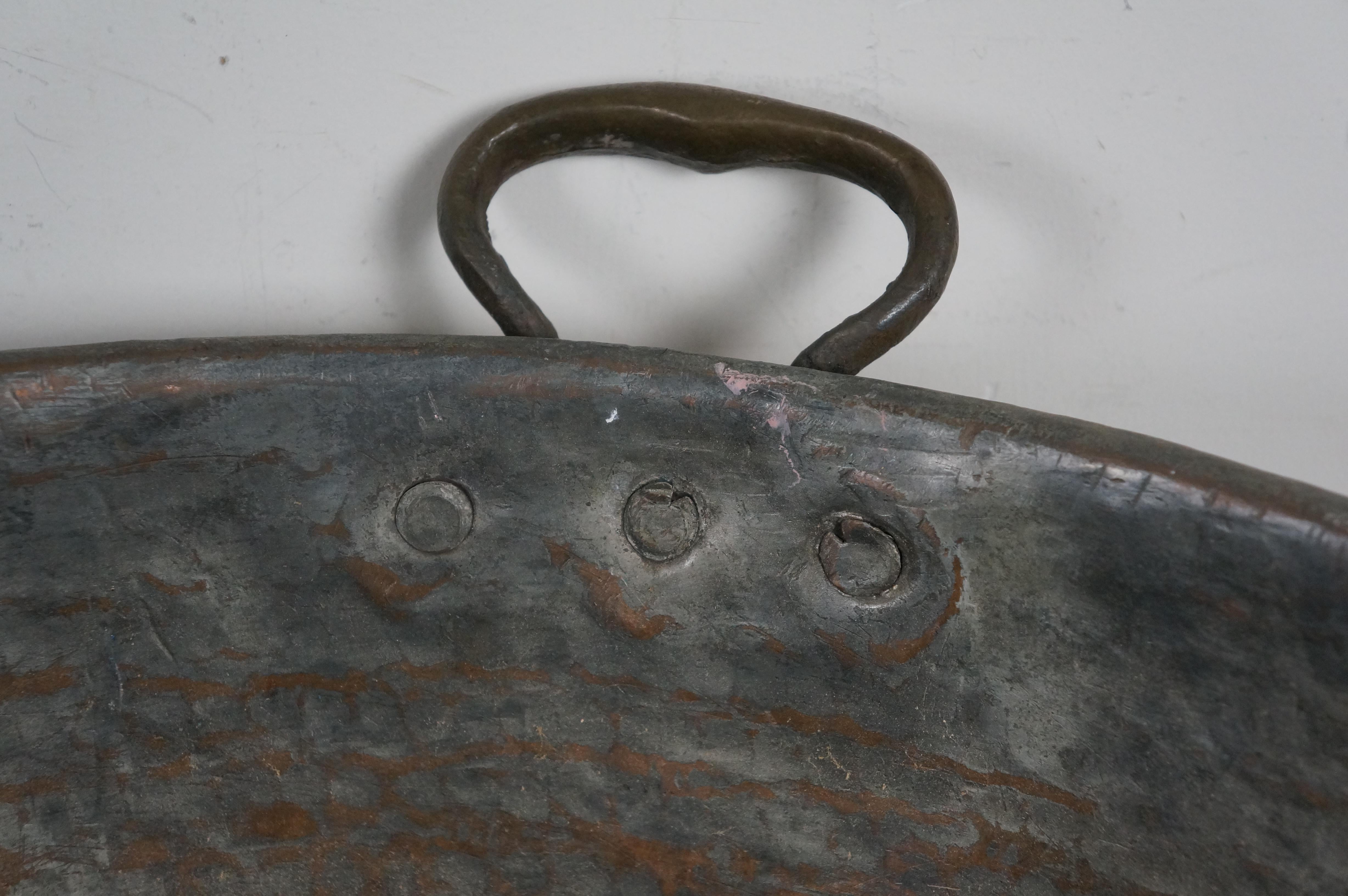 Grande pentola turca d'epoca in rame martellato a coda di rondine con bollitore da 25