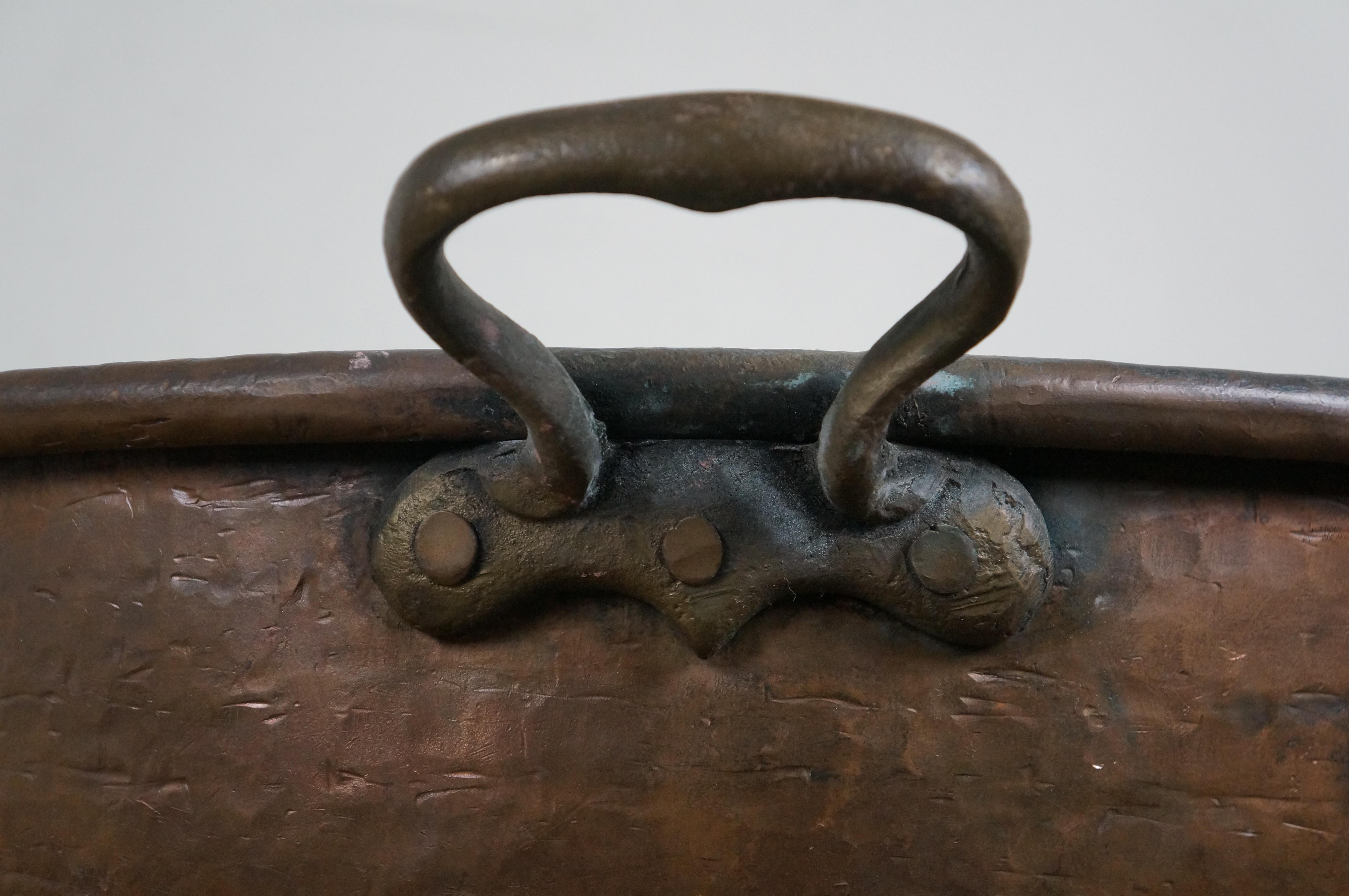 Grande pentola turca d'epoca in rame martellato a coda di rondine con bollitore da 25