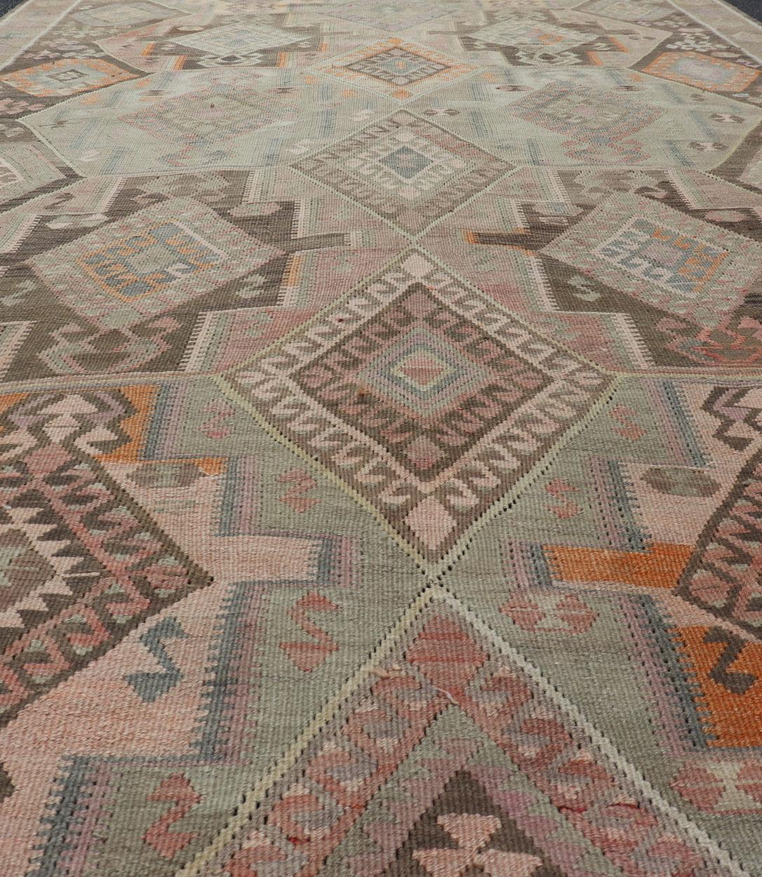 Großer antiker türkischer Kars-Kelim aus Kars-Kelim mit mehrschichtigen Diamanten in geometrischem Design im Angebot 4