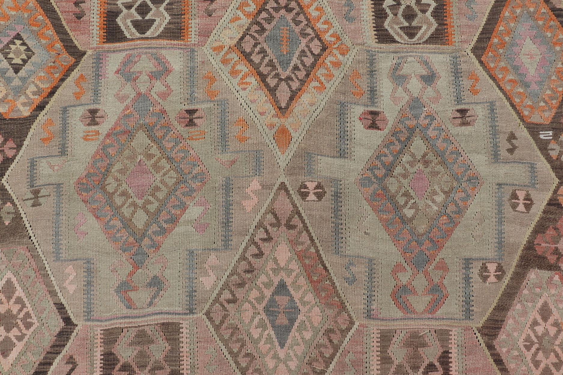 Großer antiker türkischer Kars-Kelim aus Kars-Kelim mit mehrschichtigen Diamanten in geometrischem Design im Angebot 5