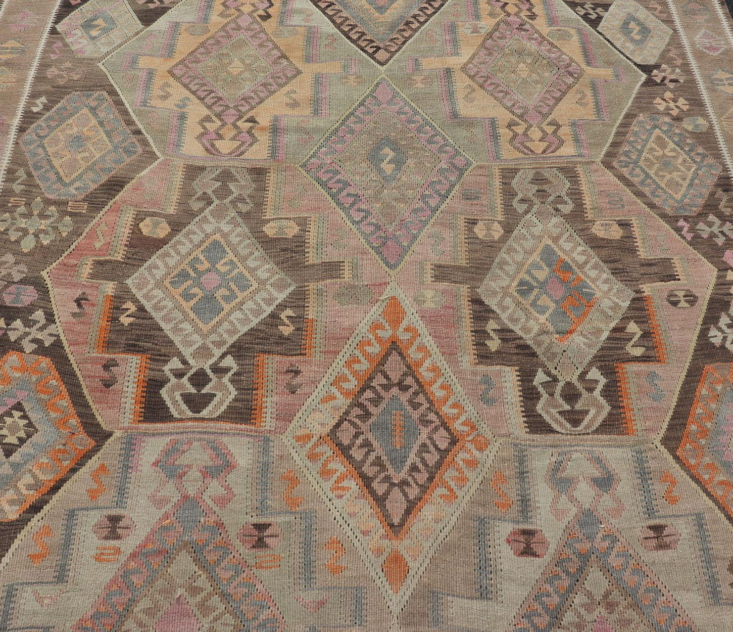 Großer antiker türkischer Kars-Kelim aus Kars-Kelim mit mehrschichtigen Diamanten in geometrischem Design im Angebot 1