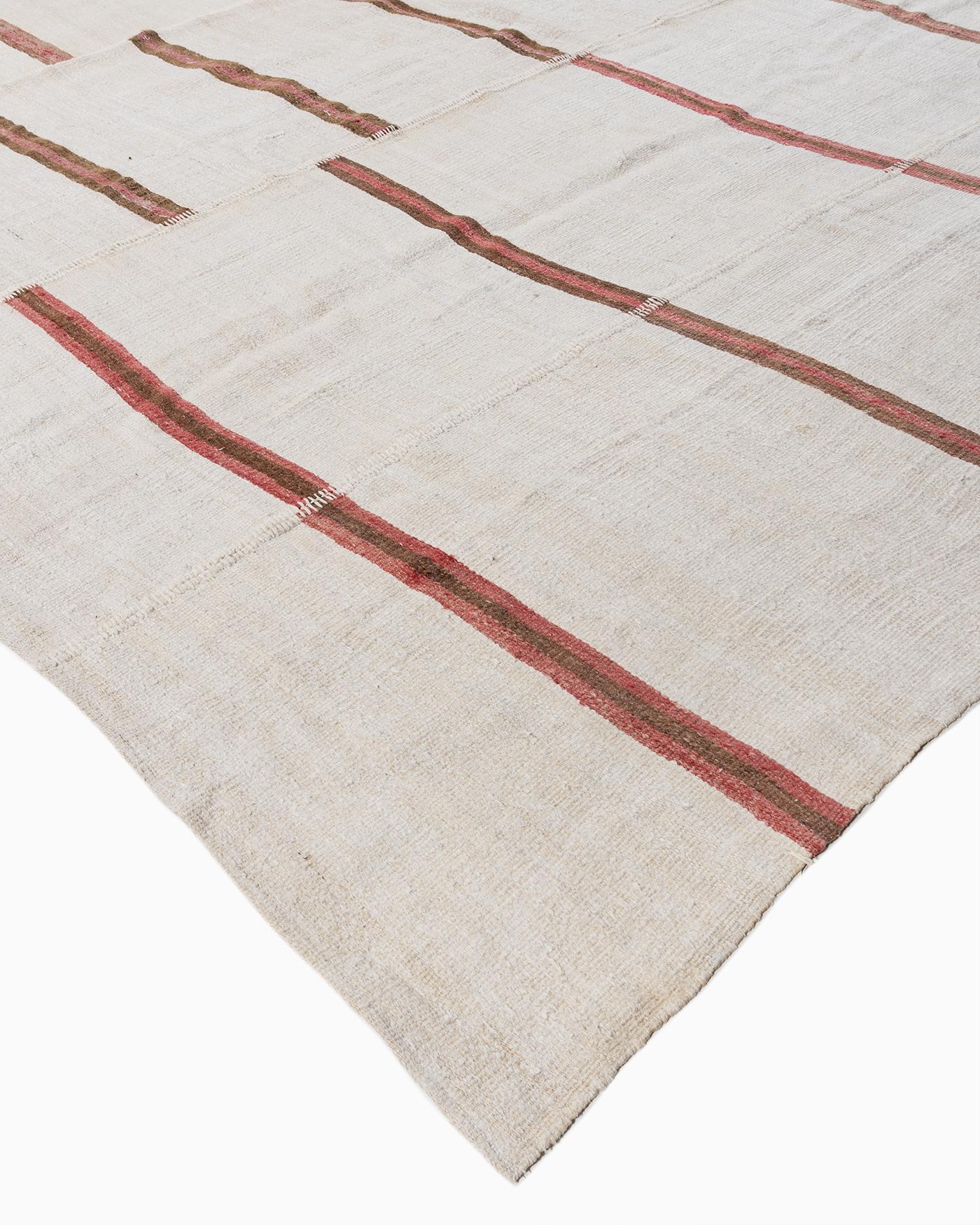 Große Vintage Turkish Kilim Flat Weave Teppich Läufer 14' X 26'. Ein übergroßer, handgewebter, flach gewebter Hanfteppich. Die Schlichtheit und Kühnheit dieses Stücks vermittelt ein modernes Gefühl und passt sowohl in ein modernes als auch in ein