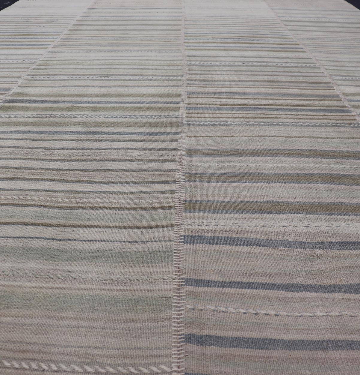 Mesures : 9'0 x 12'9 
Grand tapis turc vintage Kilim avec des rayures pastel 9'0 x 12'9. Keivan Woven Arts / Tapis / EN-14589 Pays d'origine / type : Turquie / Kilim 

Le tapis turc Rug & Kilim présente un design serein aux rayures pastel, mettant