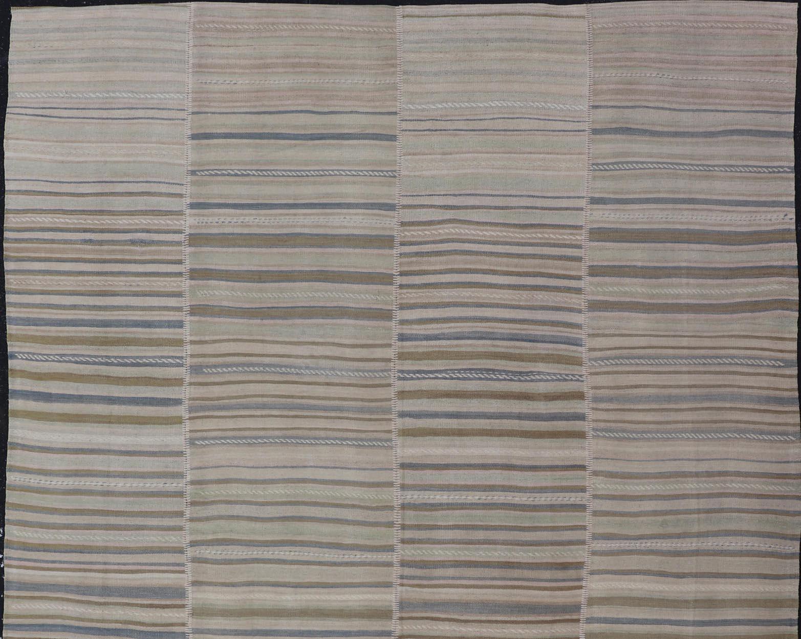 20ième siècle Grand tapis turc vintage Kilim à rayures pastel 9'0 x 12'9 en vente