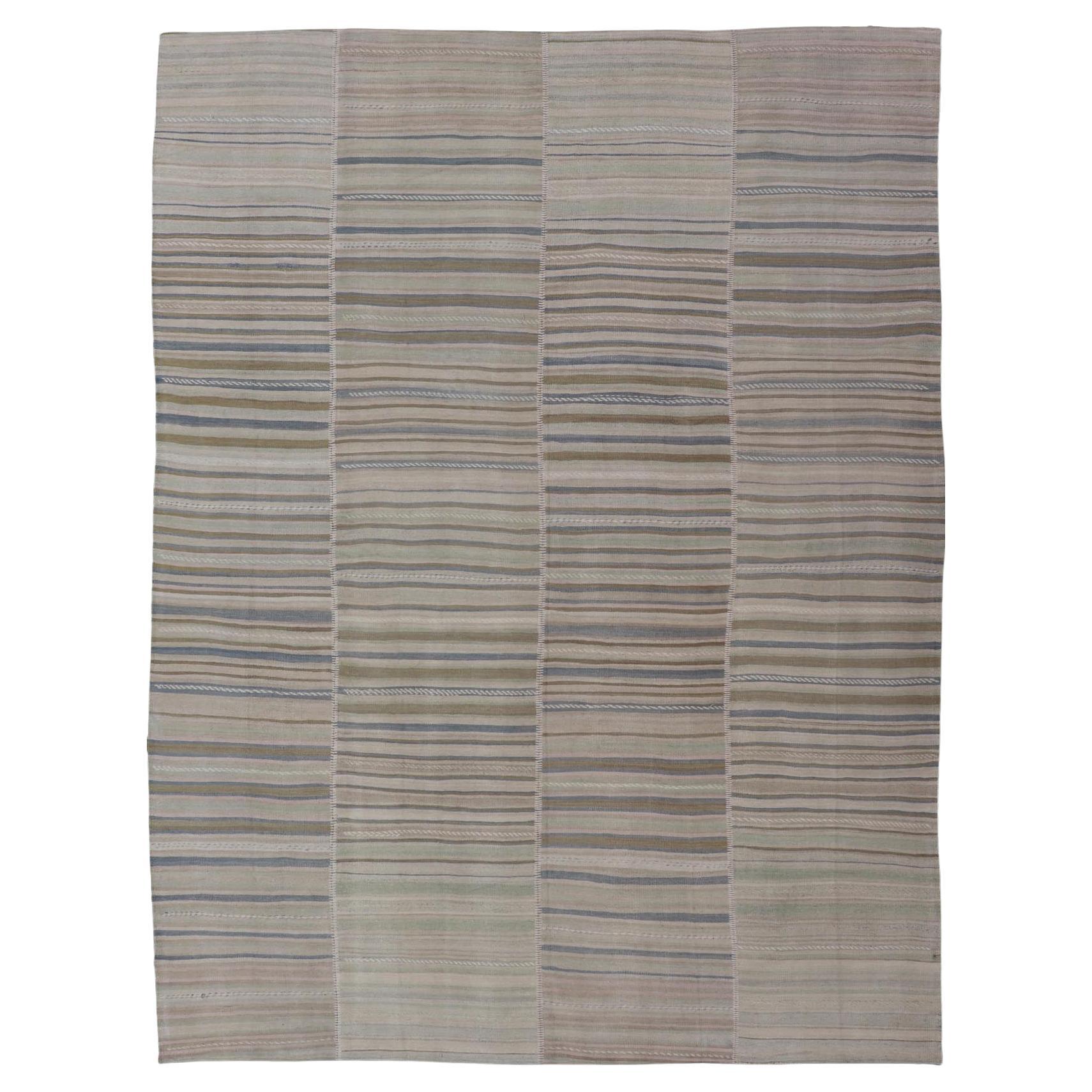 Großer türkischer Vintage-Kilim-Teppich mit Pastell-Streifen 9
0 x 12
9