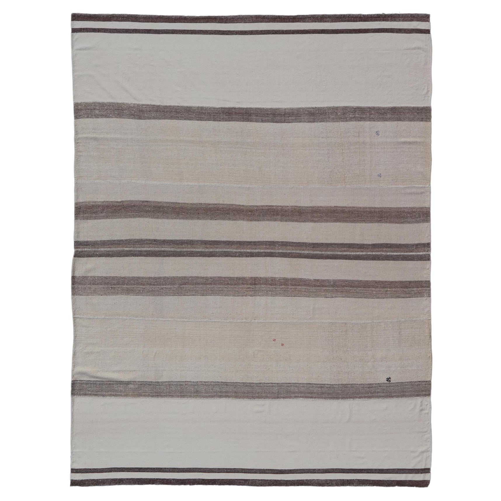 Großer türkischer Kelim-Teppich im Vintage-Stil mit braunen, weißen und cremefarbenen Streifen