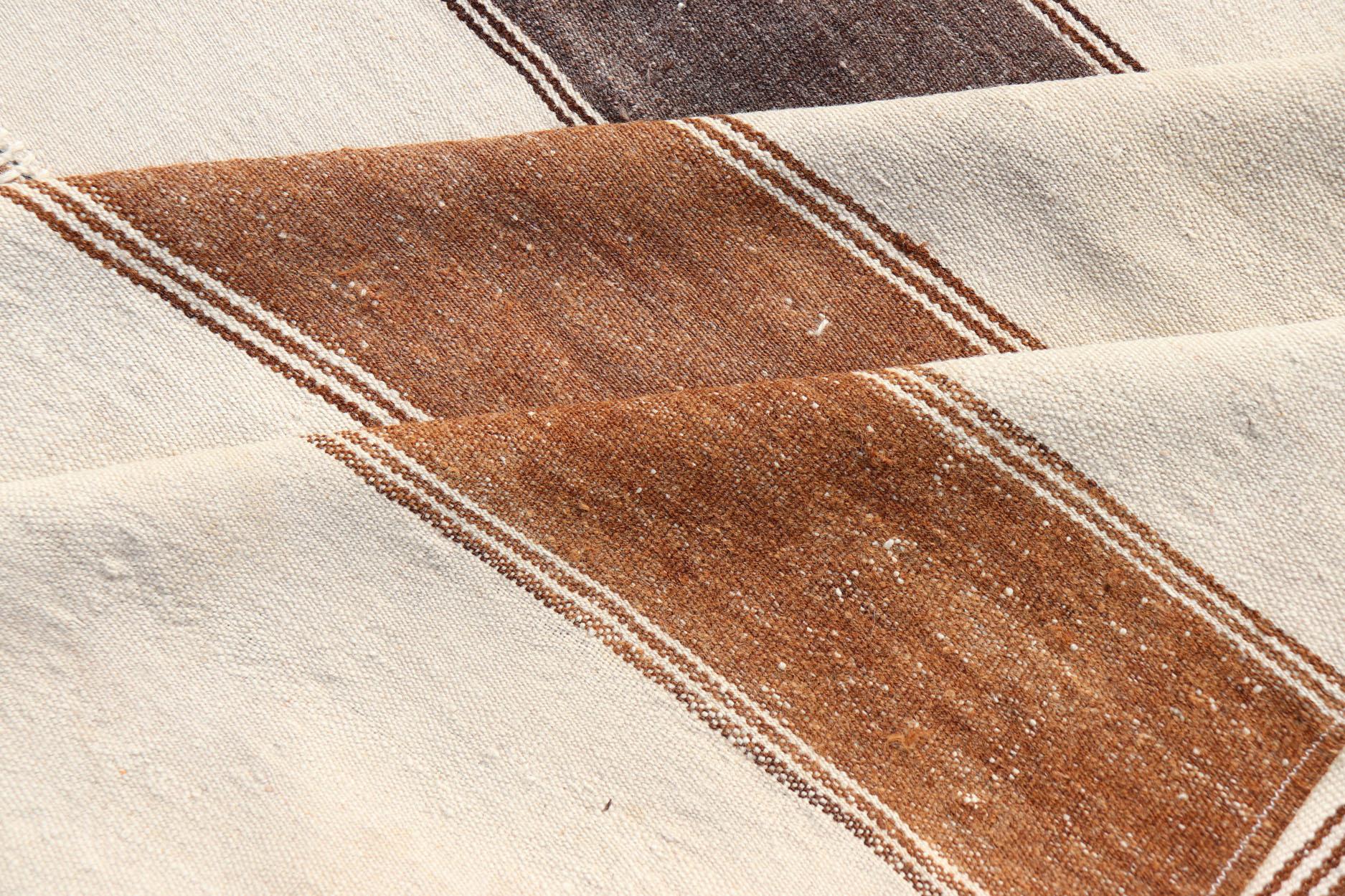 Großer türkischer Kelim im Vintage-Stil mit vertikalen Streifen in Tan, Taupe, Creme und Brown im Angebot 4