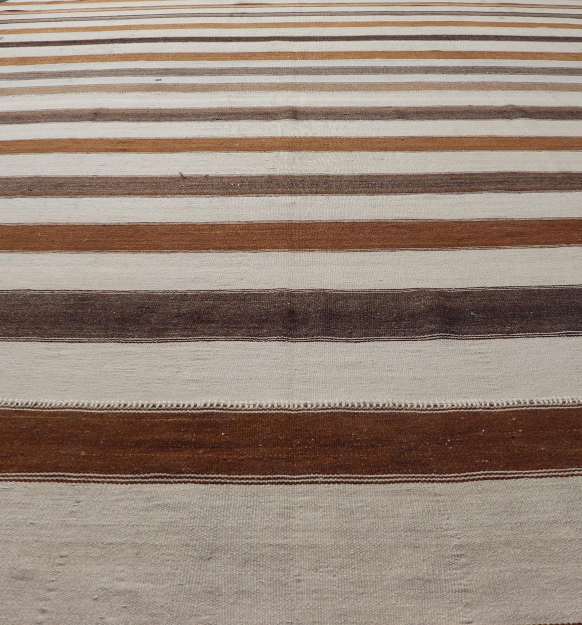 Großer türkischer Kelim im Vintage-Stil mit vertikalen Streifen in Tan, Taupe, Creme und Brown im Angebot 7