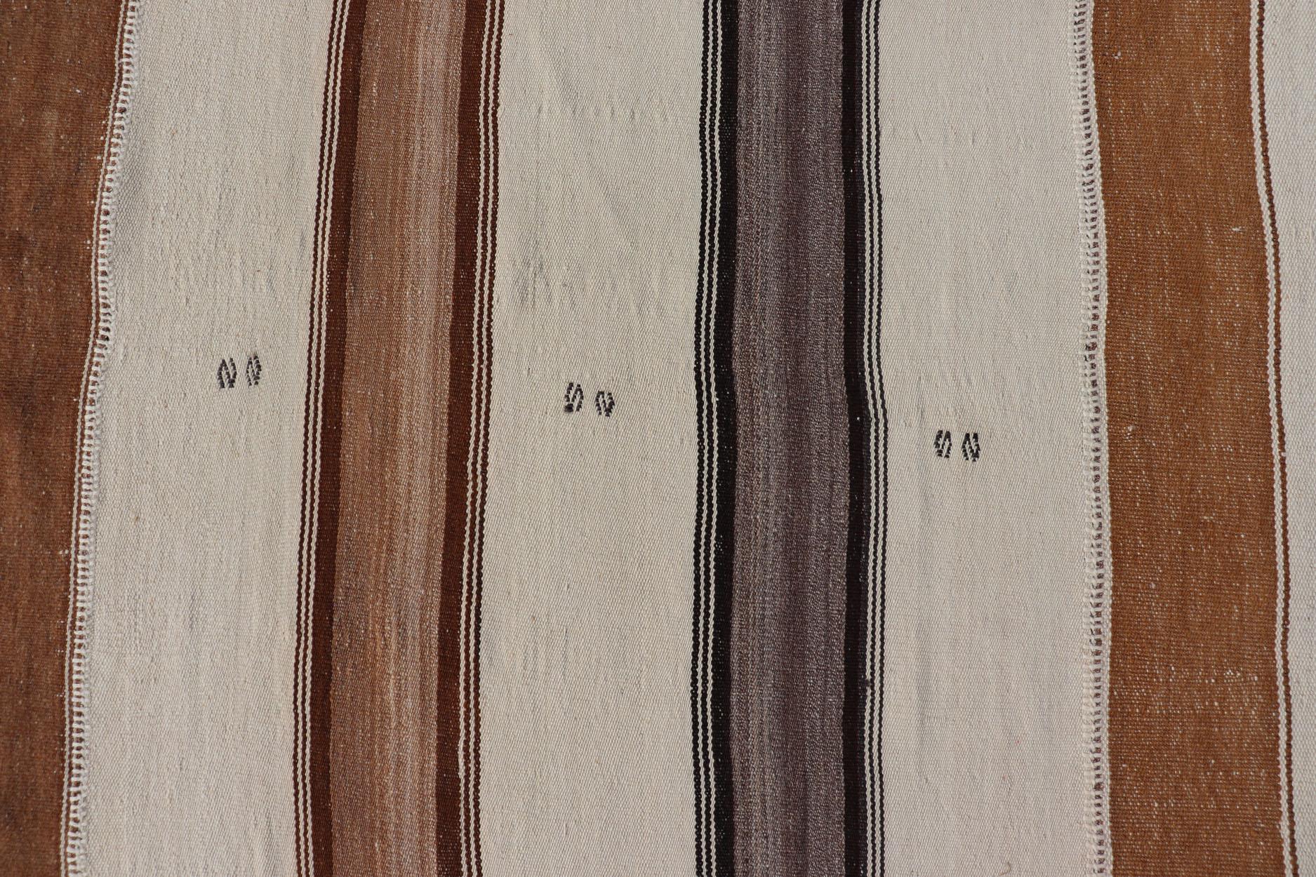 Großer türkischer Kelim im Vintage-Stil mit vertikalen Streifen in Tan, Taupe, Creme und Brown (Handgewebt) im Angebot